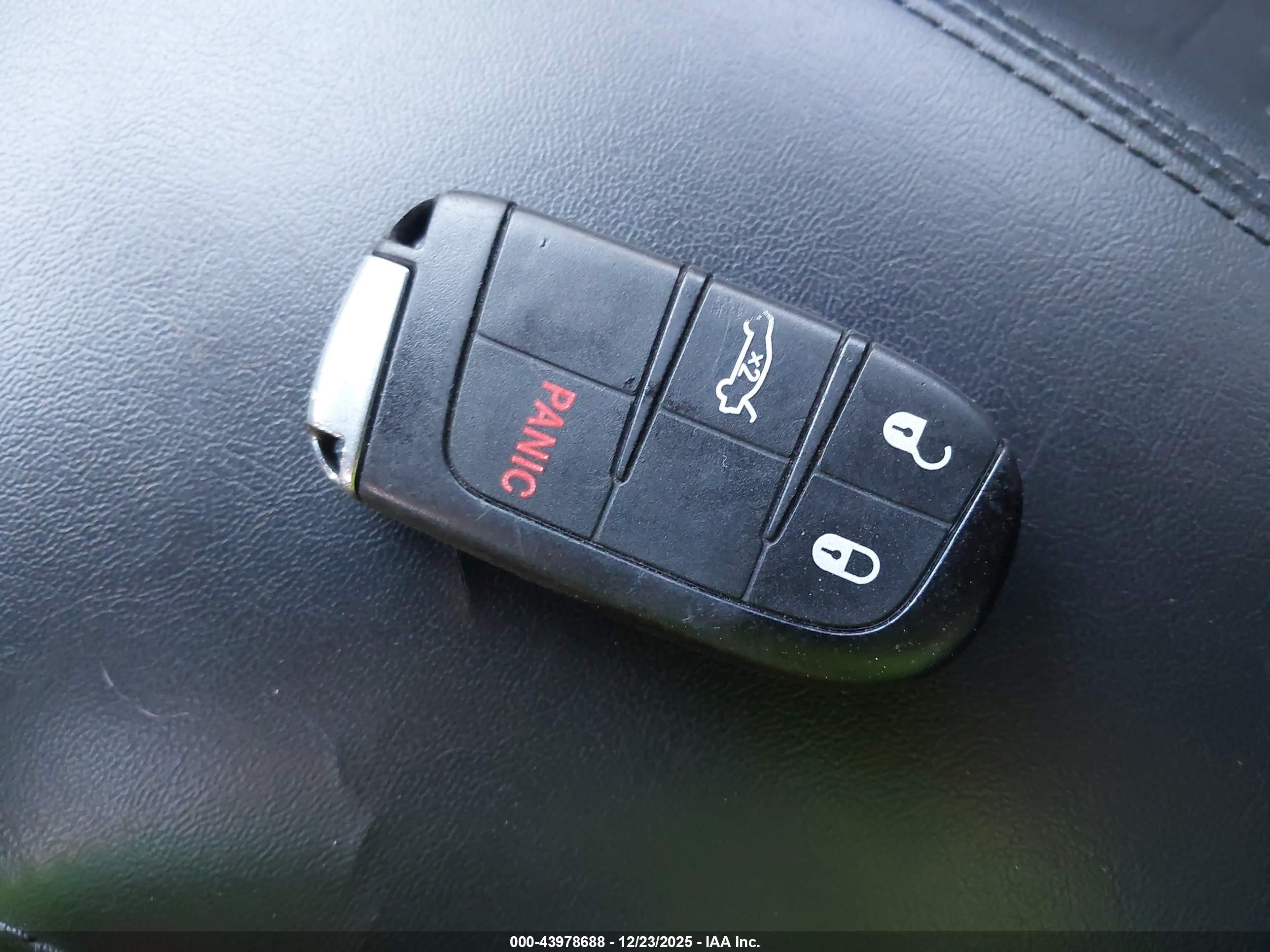 CHRYSLER 200 image 11