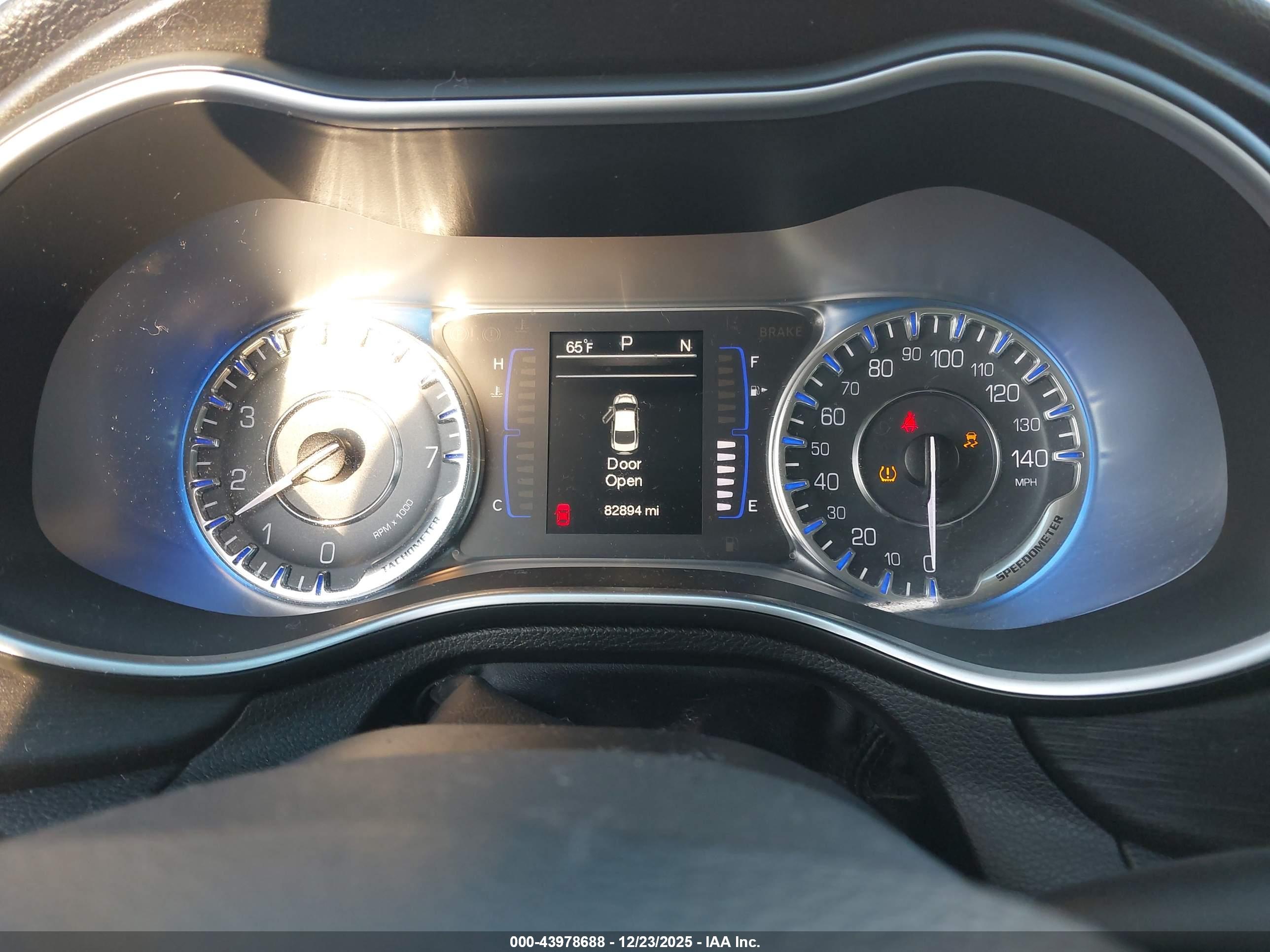 CHRYSLER 200 image 7