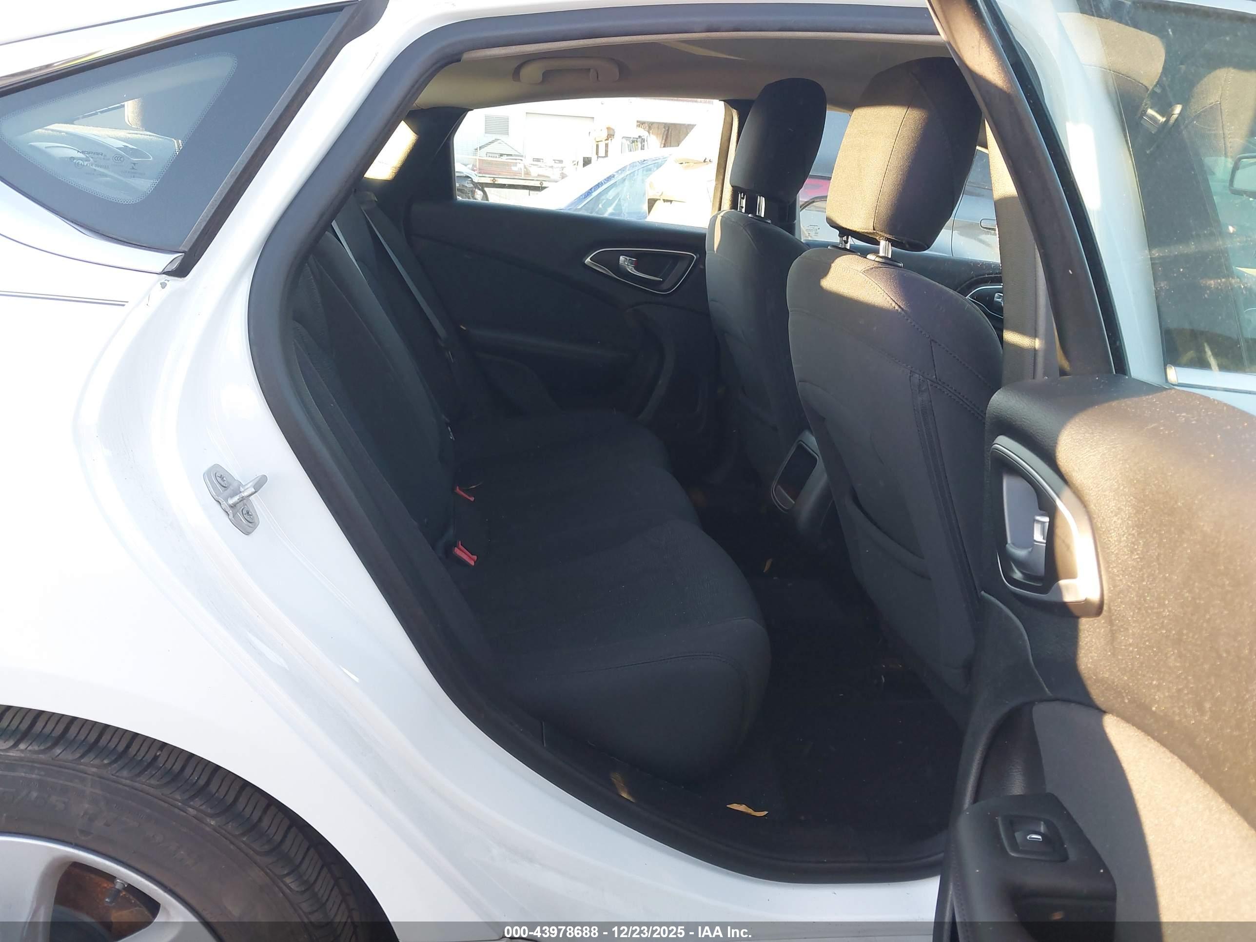 CHRYSLER 200 image 8