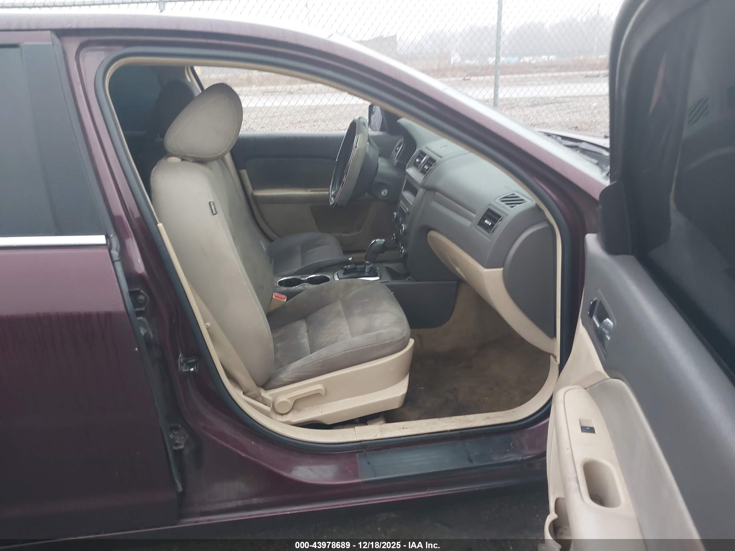 FORD FUSION image 5