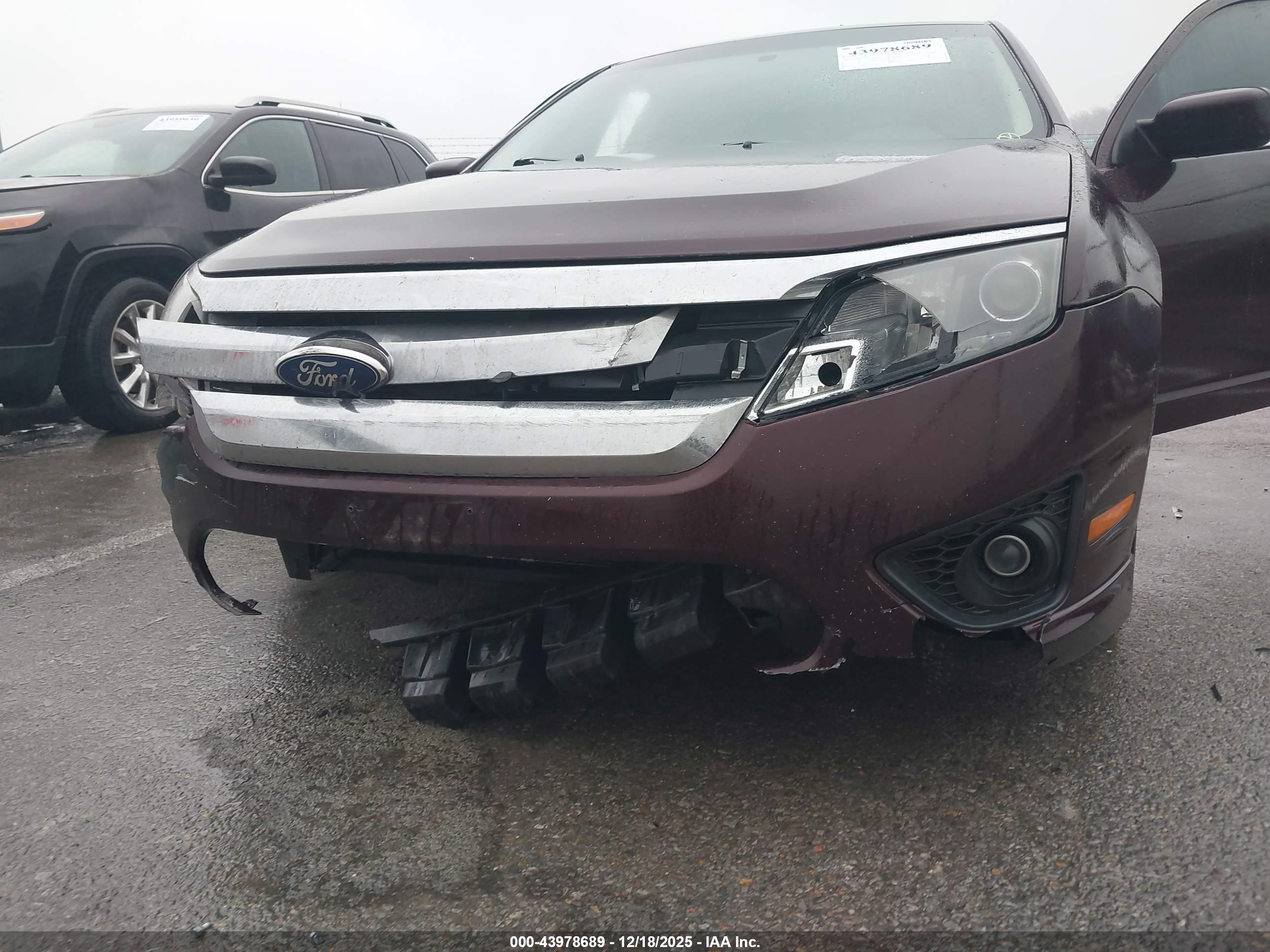 FORD FUSION image 6