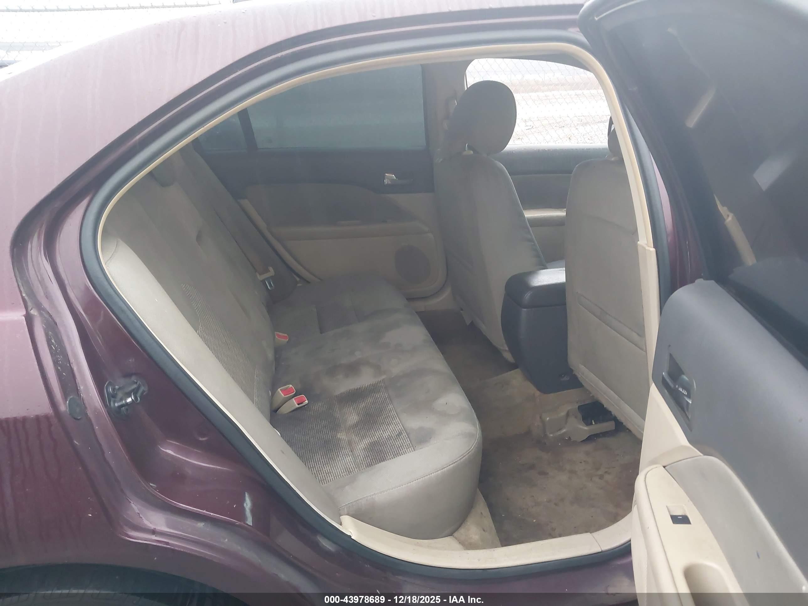 FORD FUSION image 8
