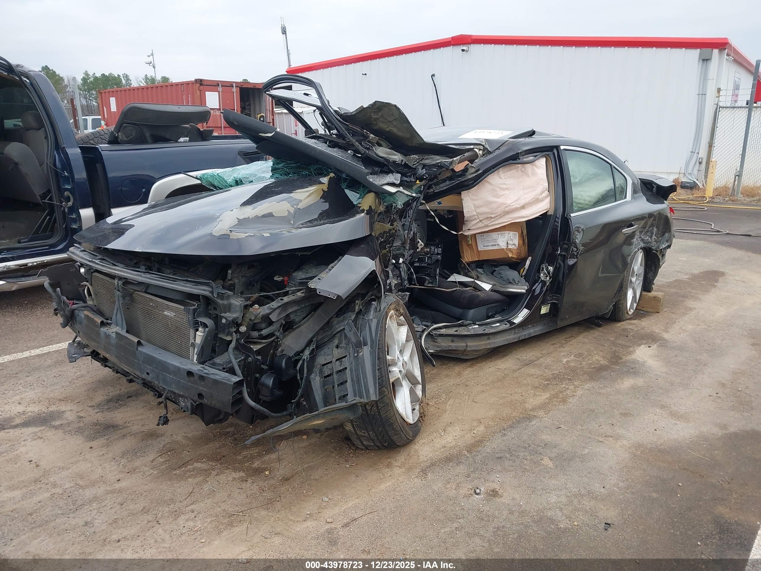 NISSAN MAXIMA image 2