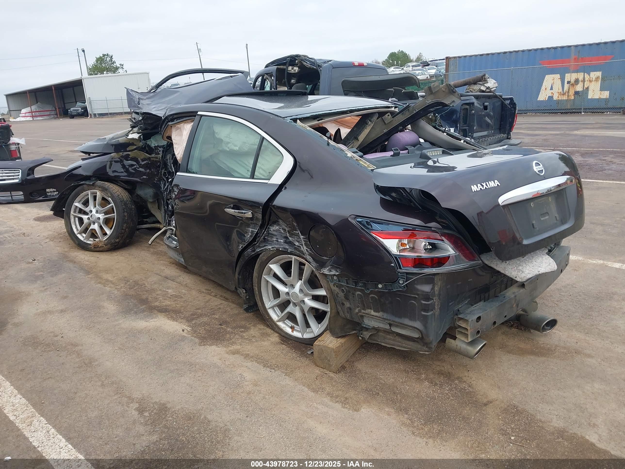 NISSAN MAXIMA image 3