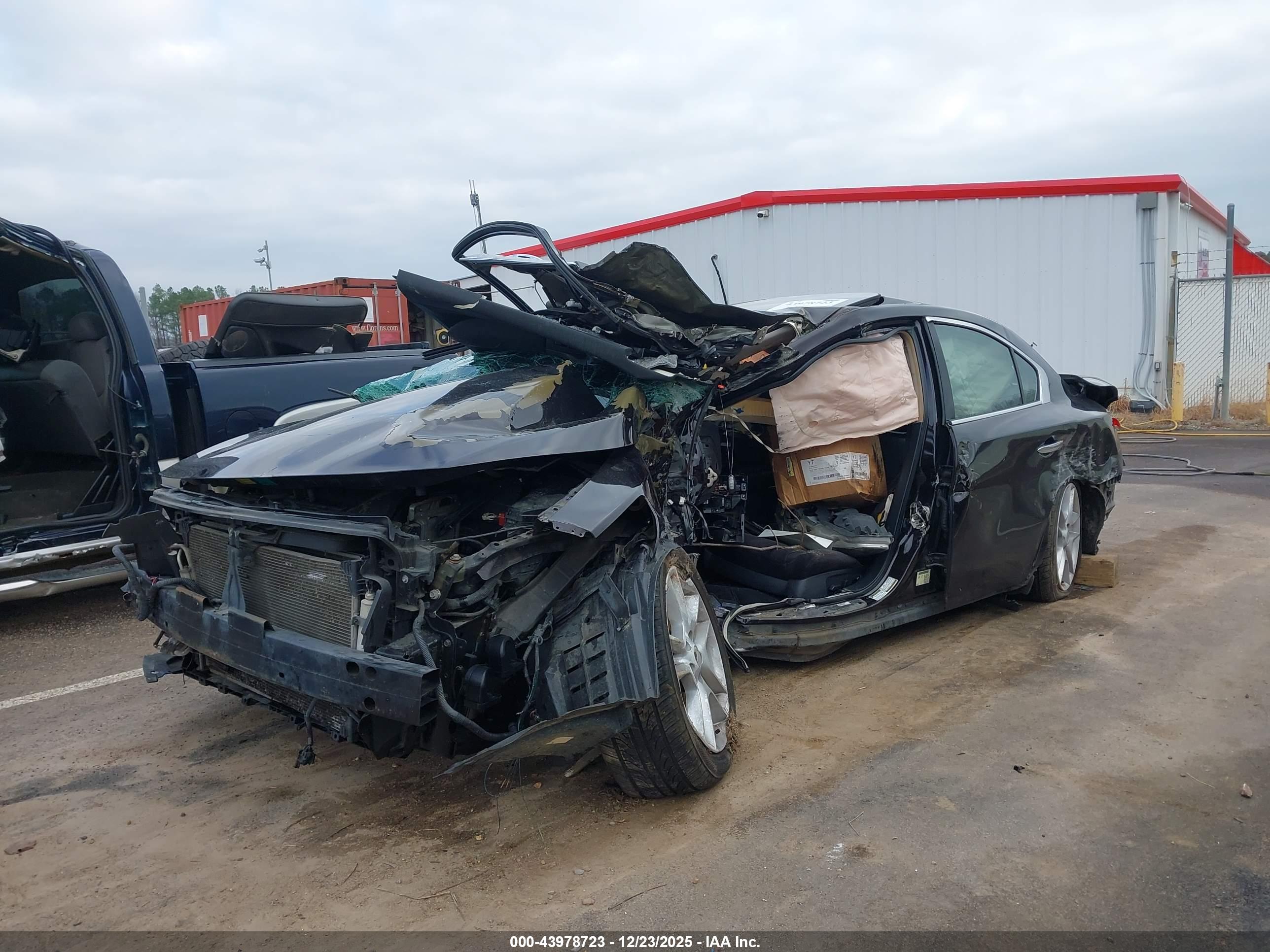 NISSAN MAXIMA image 6