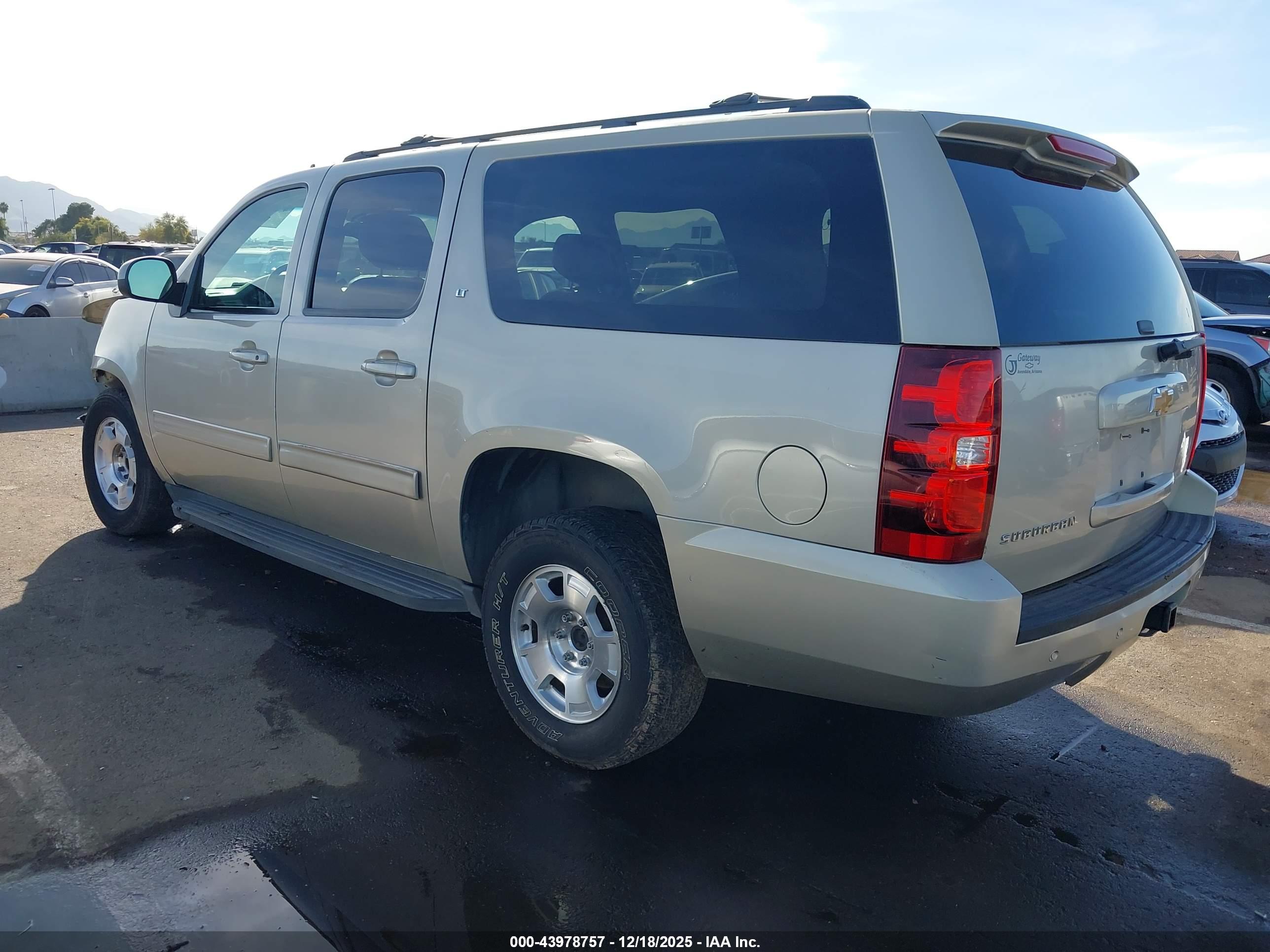CHEVROLET SUBURBAN image 3