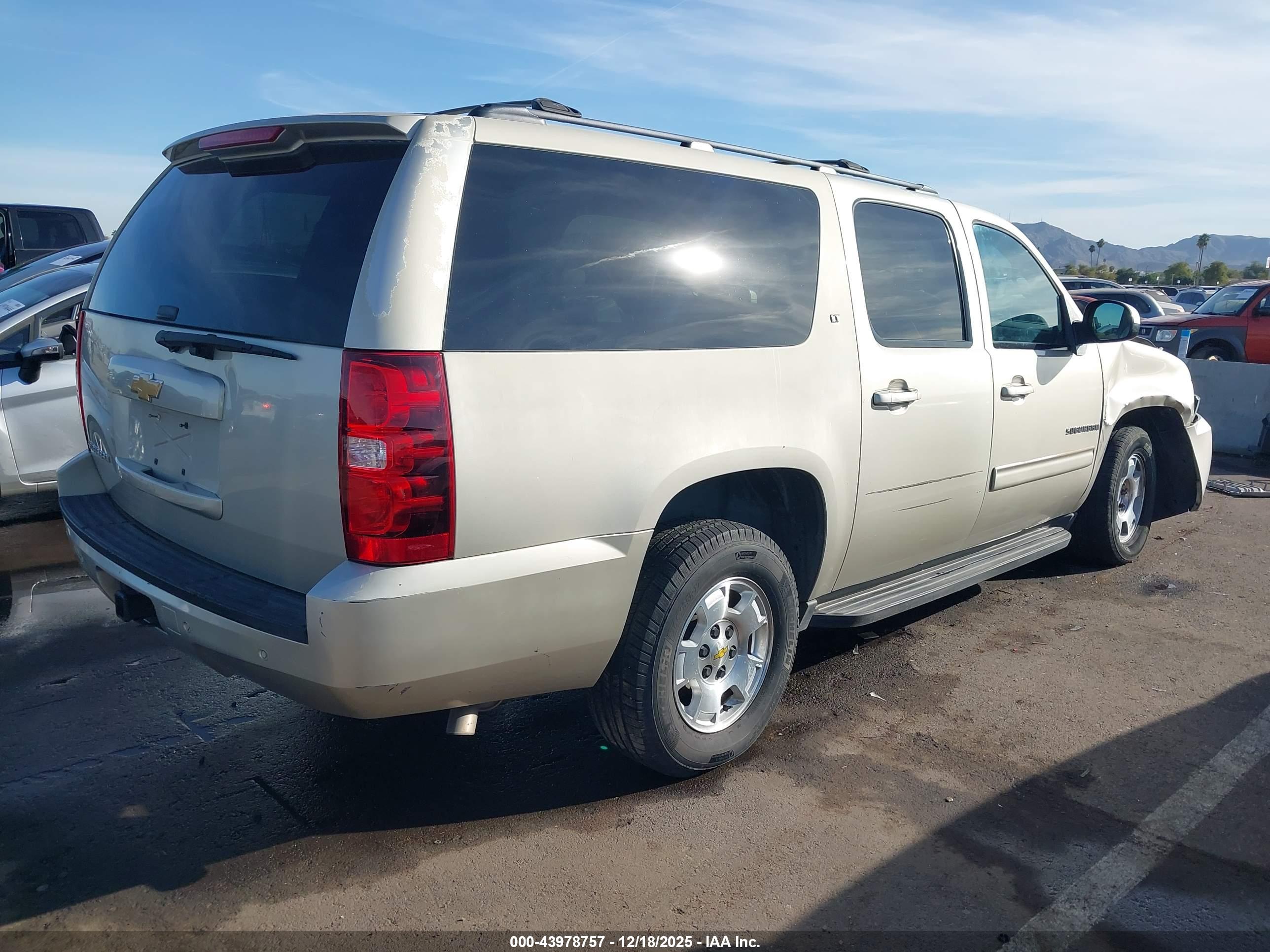 CHEVROLET SUBURBAN image 4