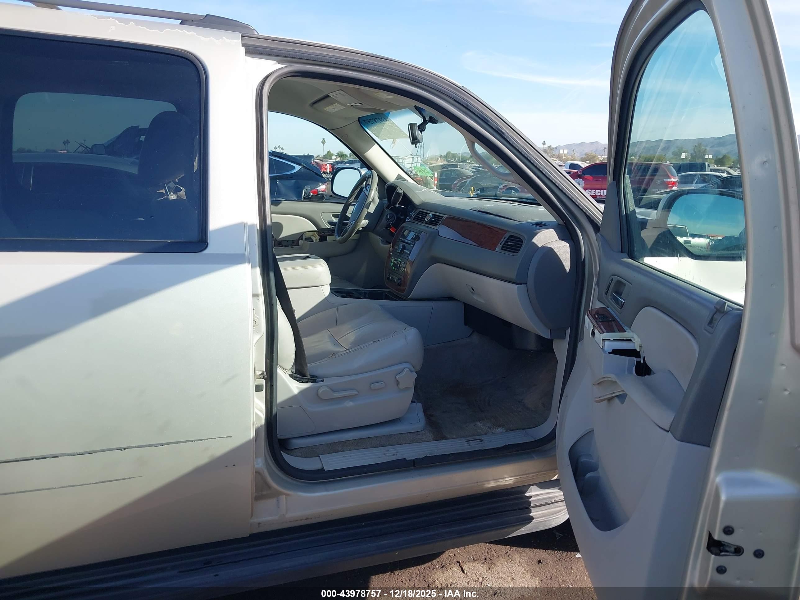 CHEVROLET SUBURBAN image 5