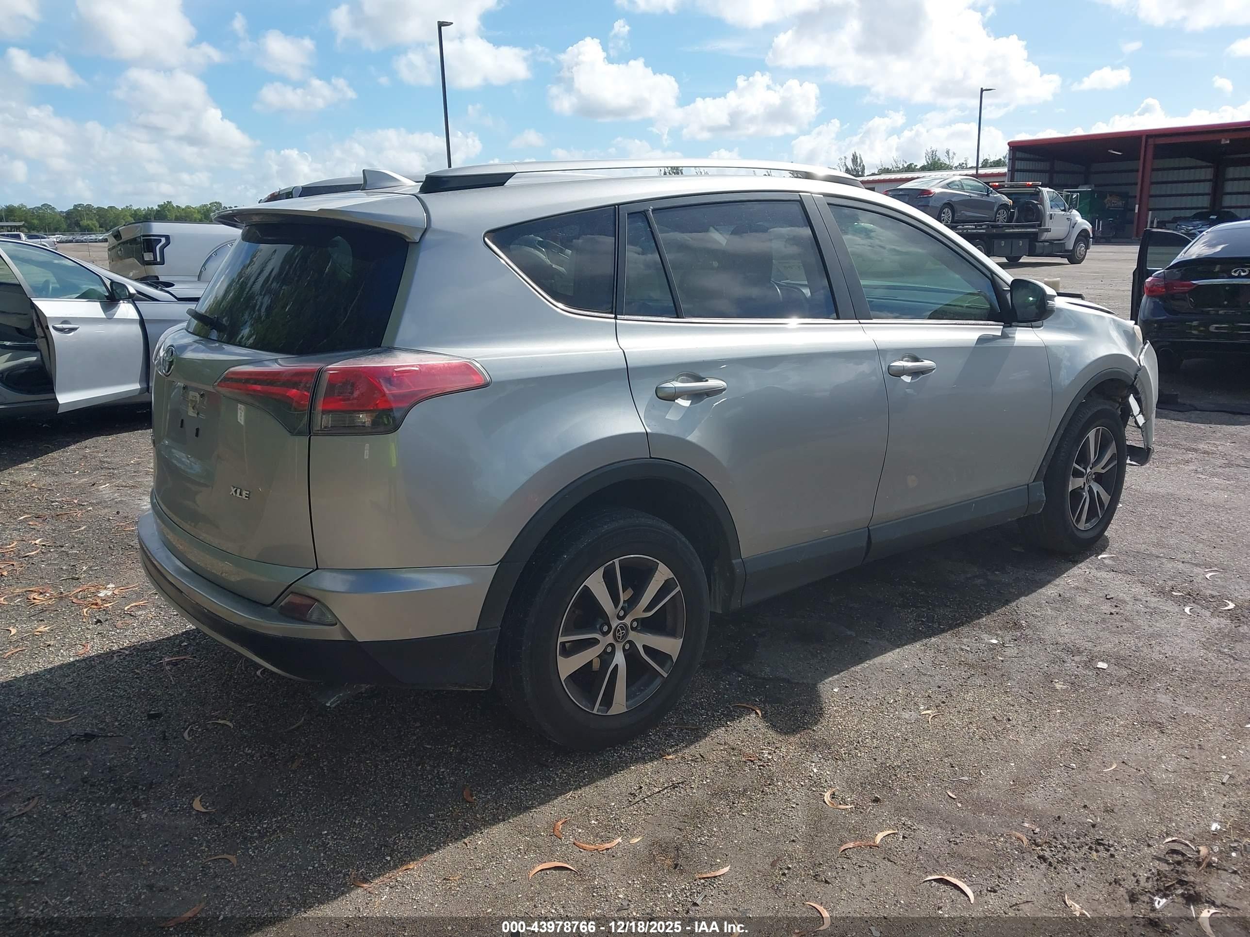 TOYOTA RAV4 image 4