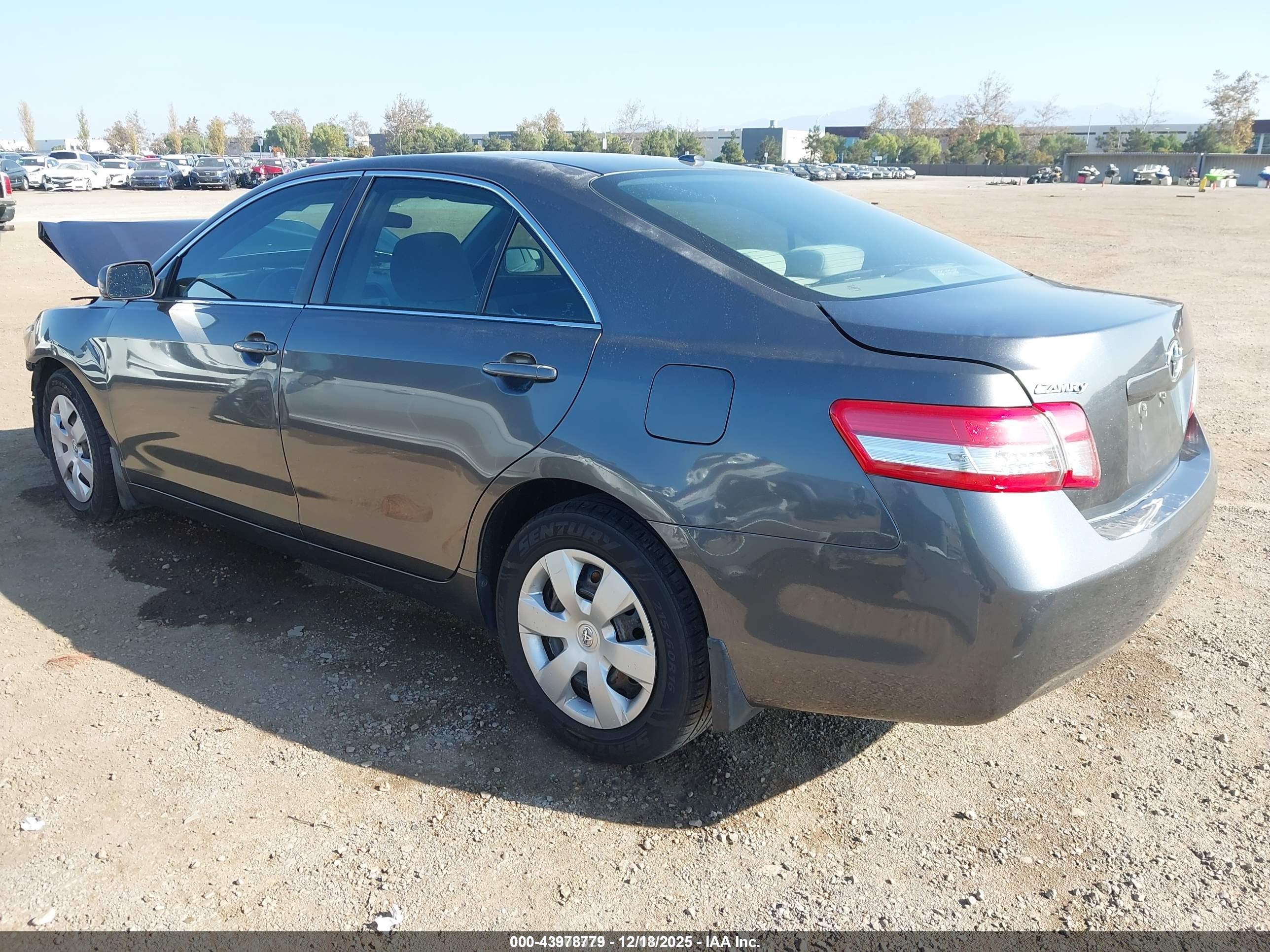 TOYOTA CAMRY image 3