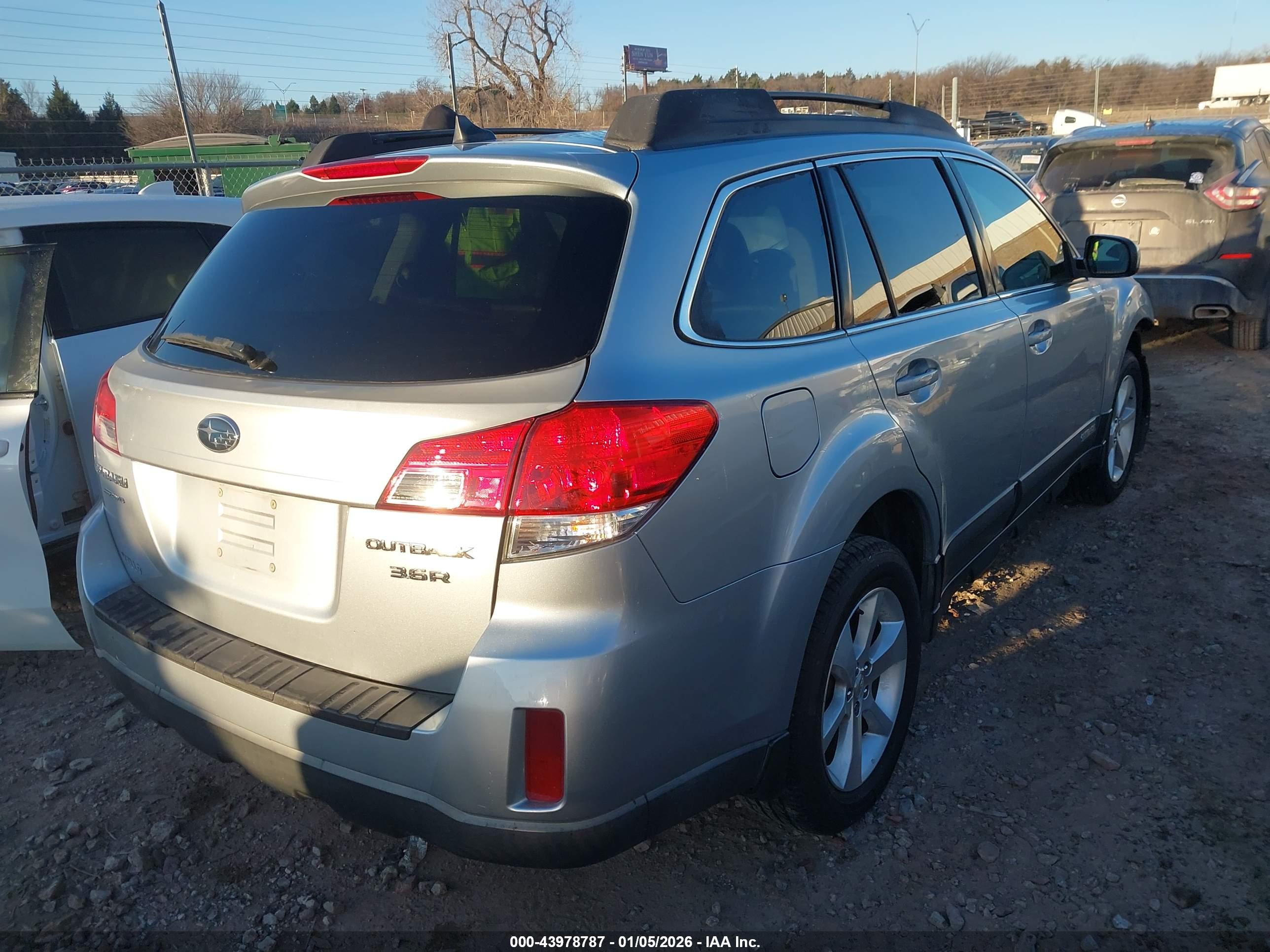 SUBARU OUTBACK image 4