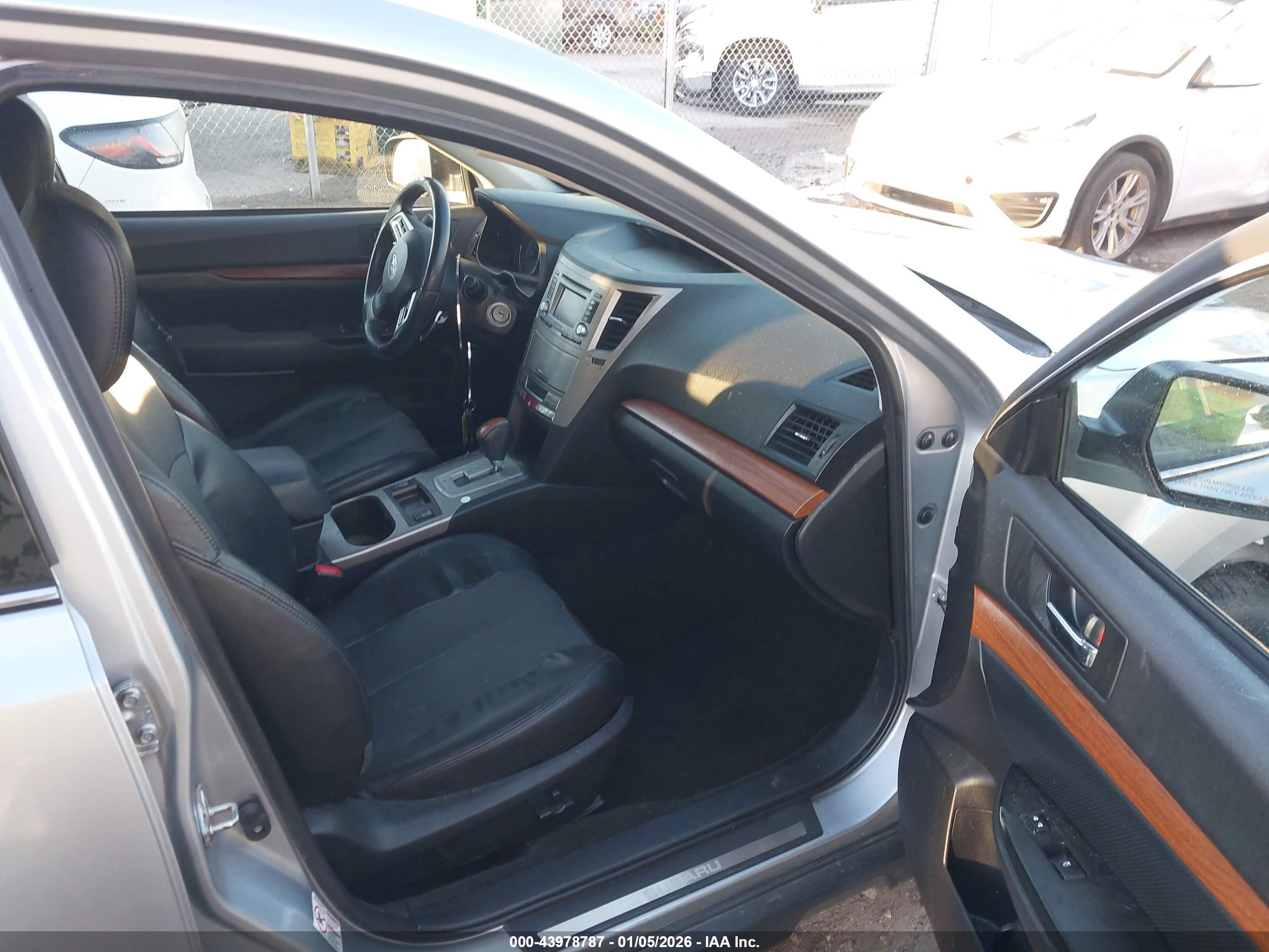 SUBARU OUTBACK image 5