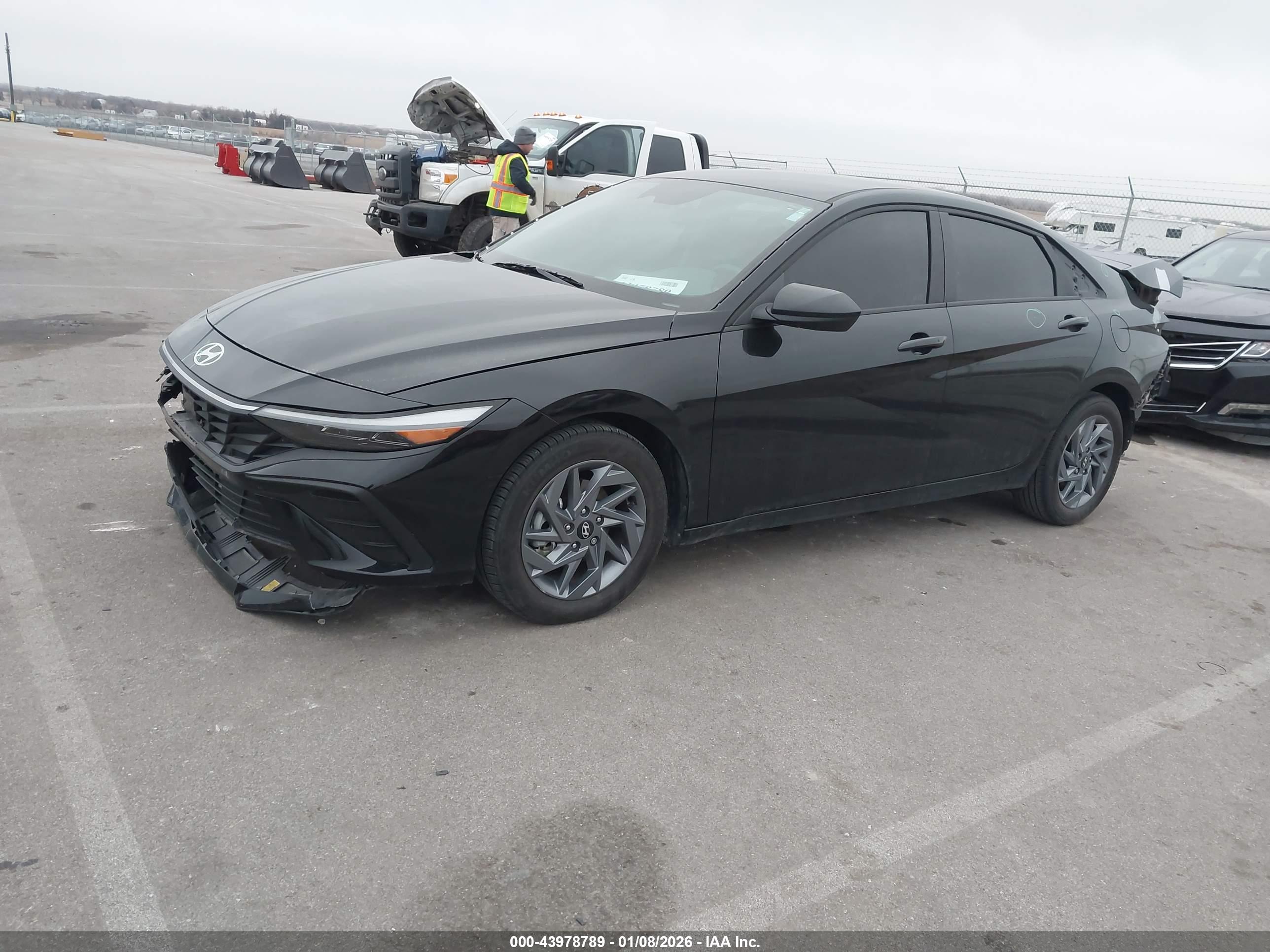 HYUNDAI ELANTRA image 2