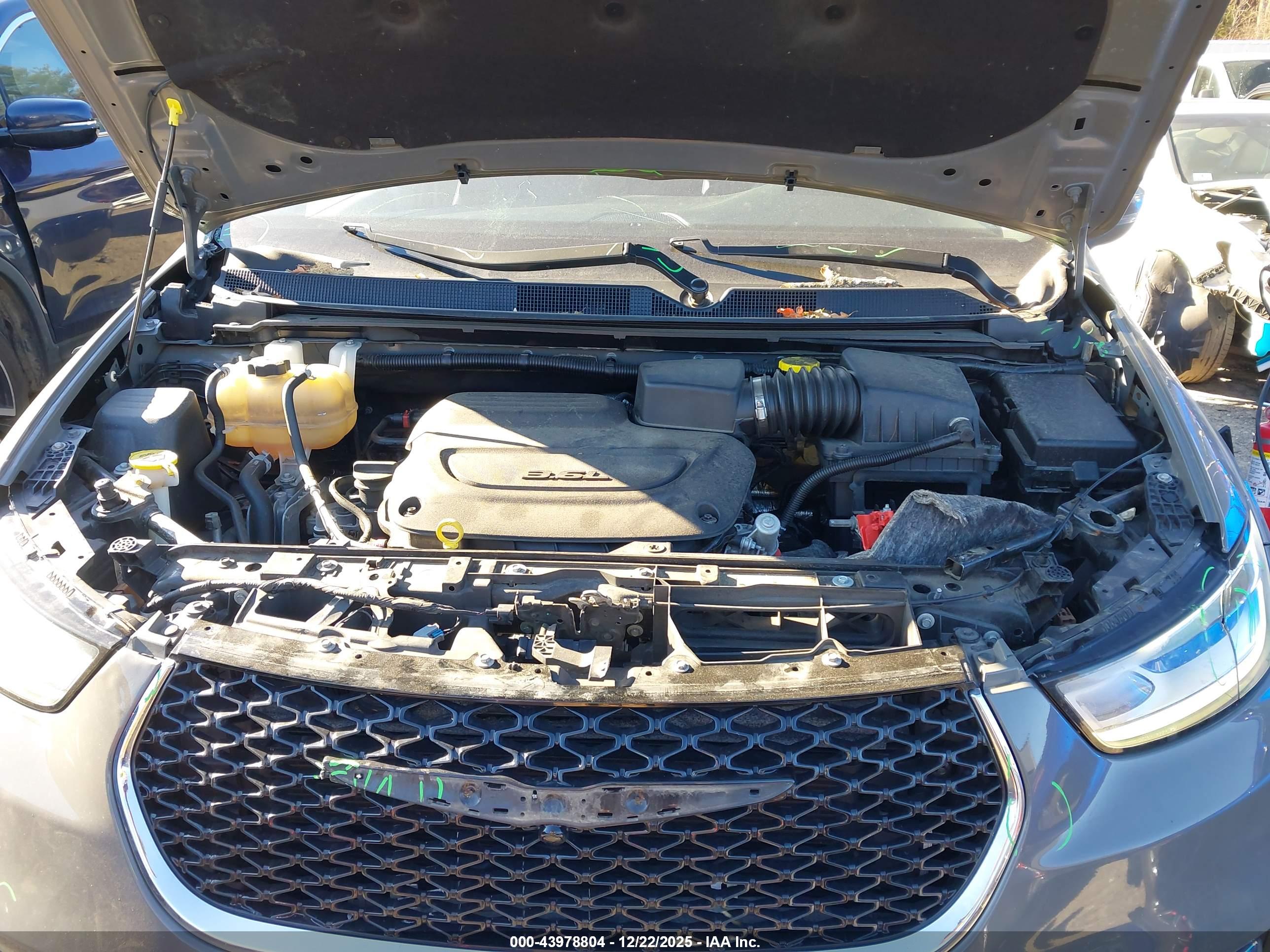CHRYSLER PACIFICA image 10