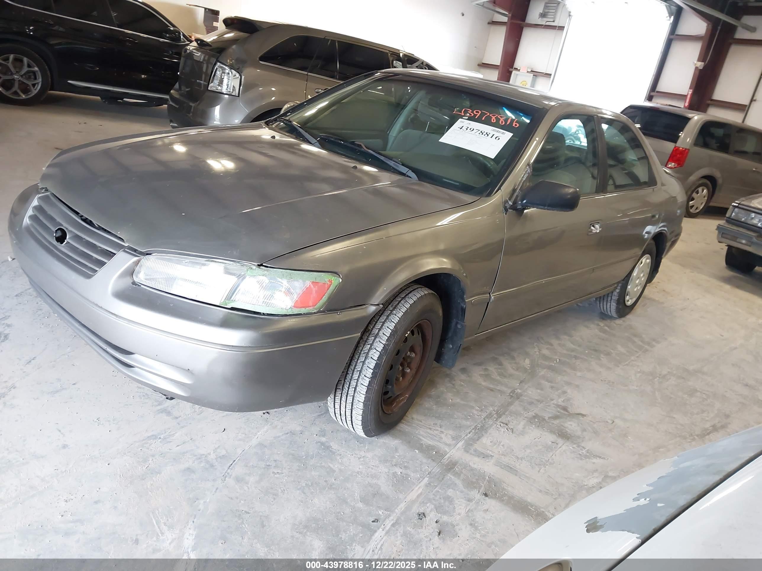 TOYOTA CAMRY image 2
