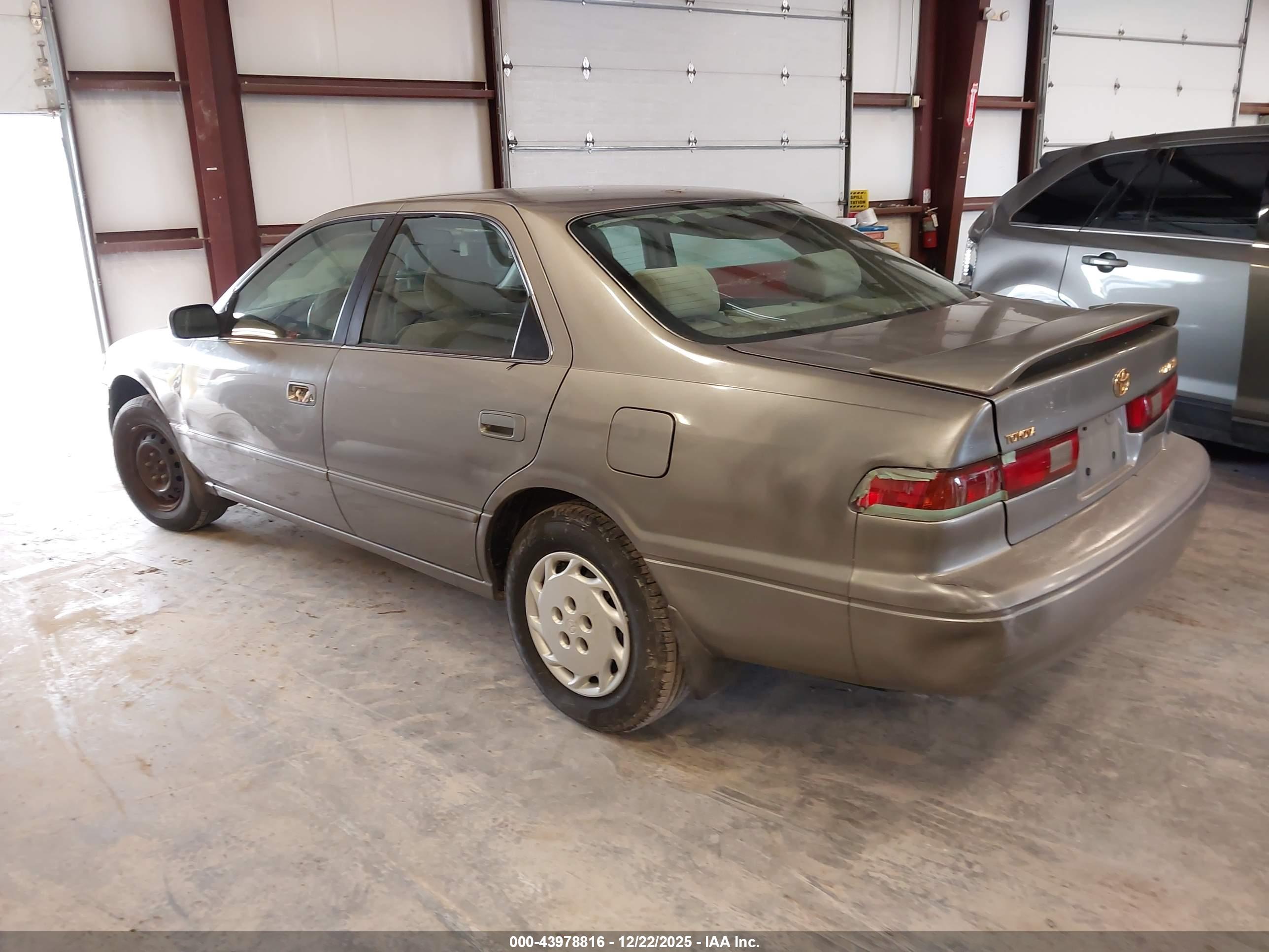 TOYOTA CAMRY image 3