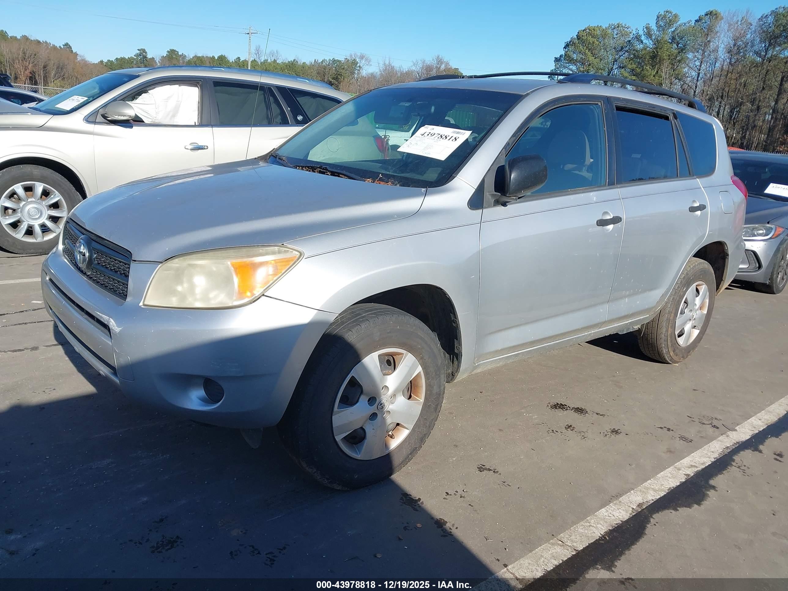 TOYOTA RAV4 image 2