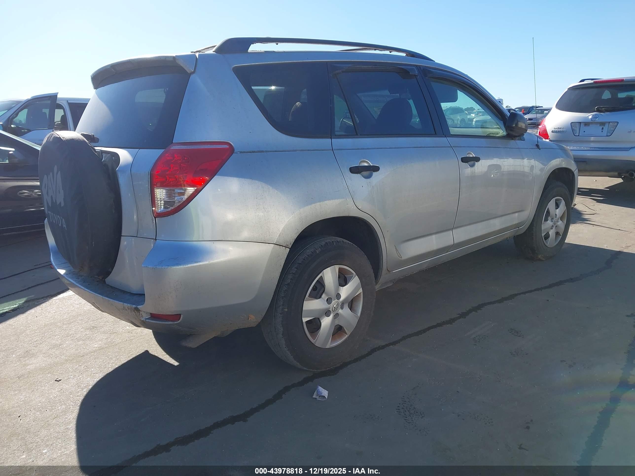 TOYOTA RAV4 image 4