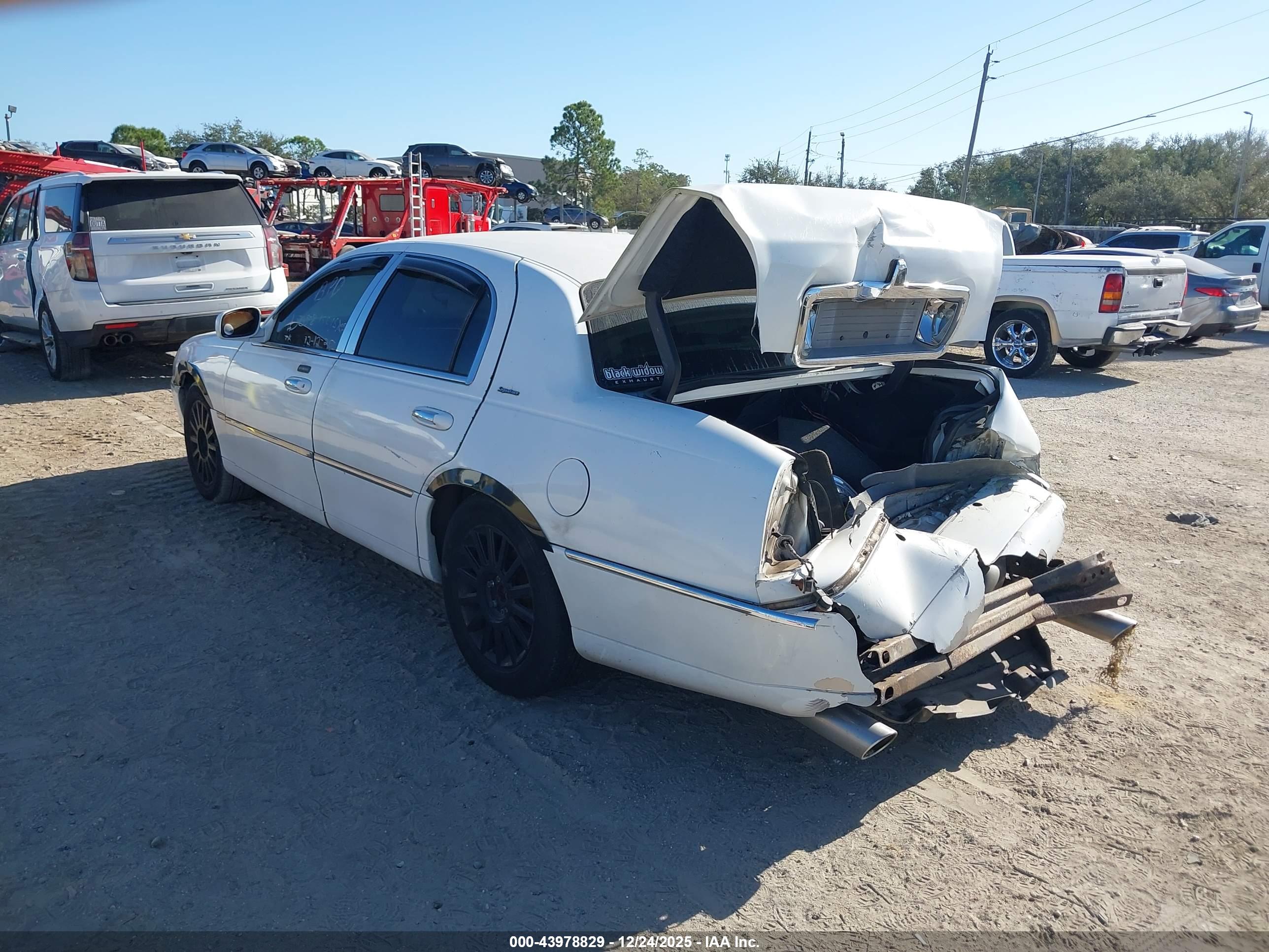 LINCOLN TOWN image 3