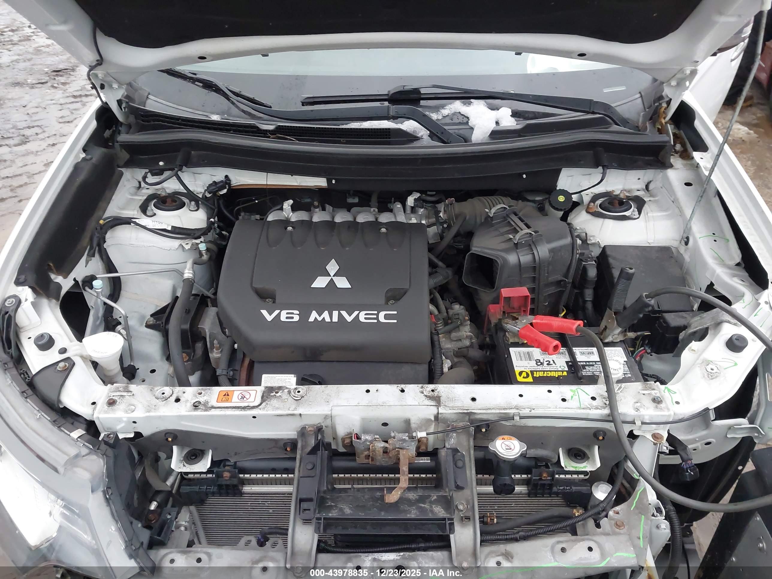 MITSUBISHI OUTLANDER image 10