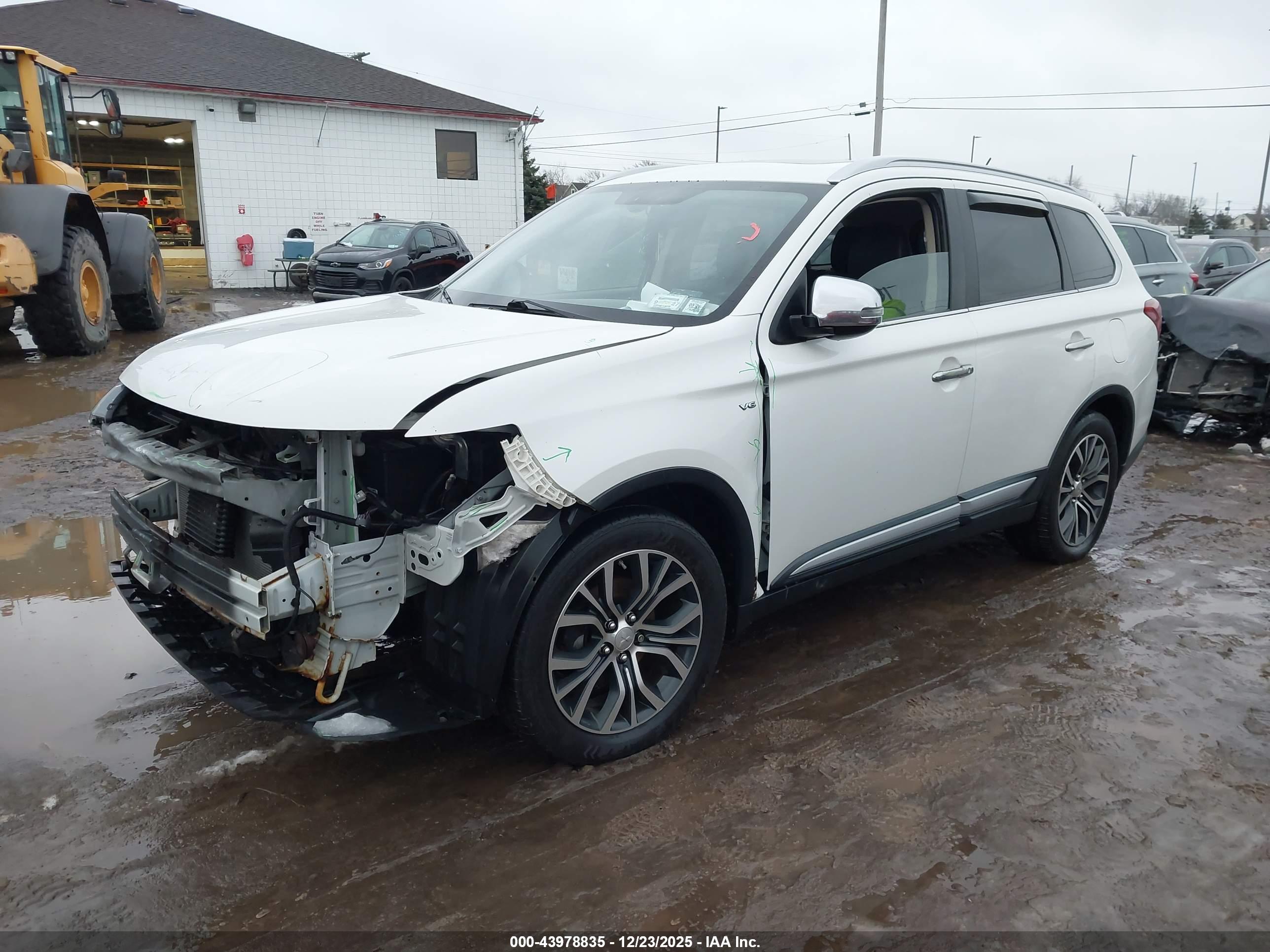MITSUBISHI OUTLANDER image 2