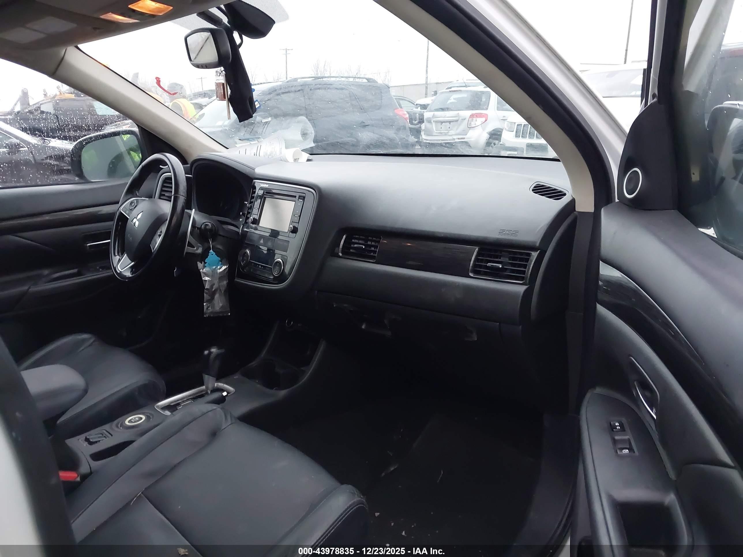 MITSUBISHI OUTLANDER image 5