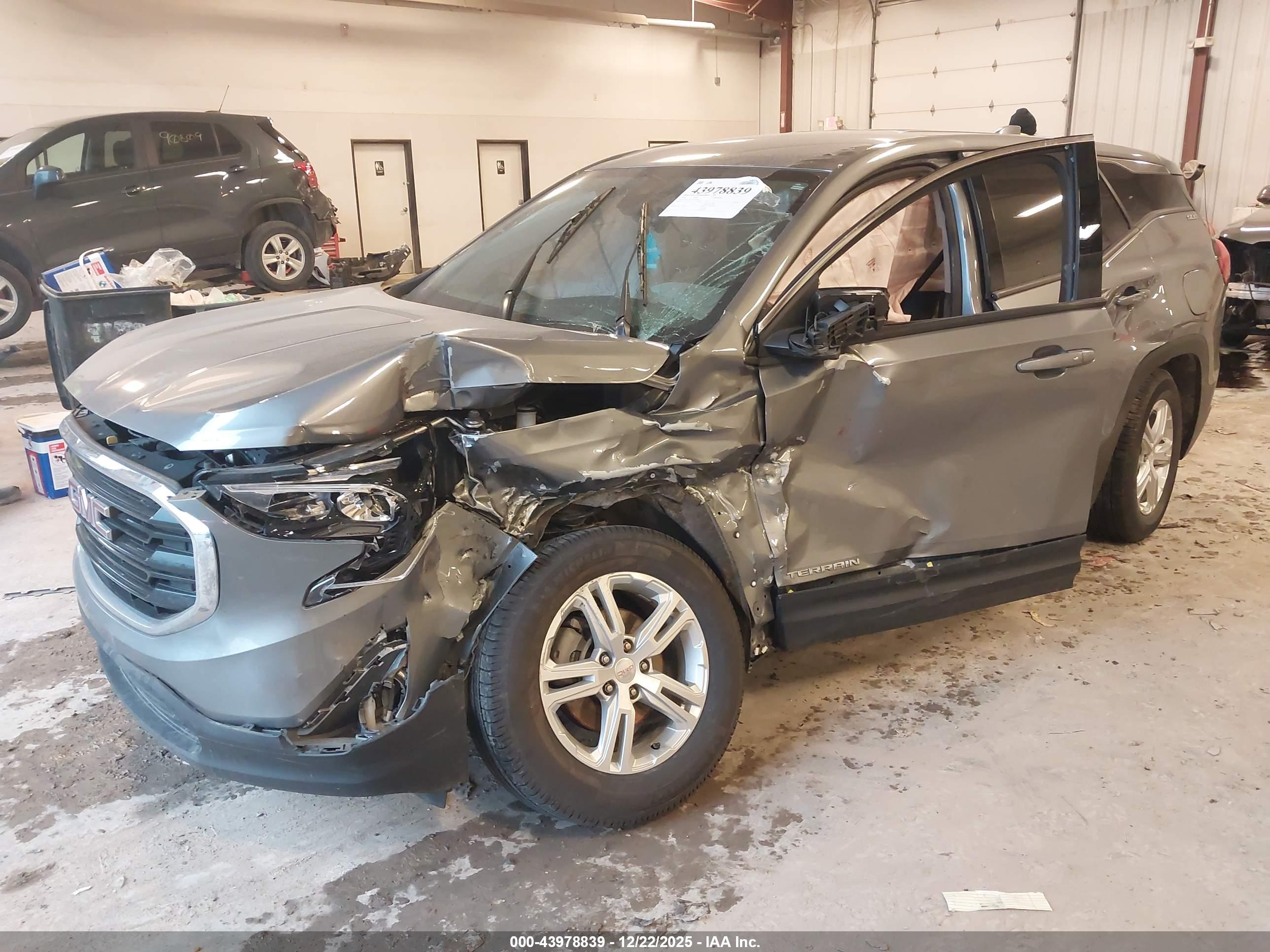 GMC TERRAIN image 2