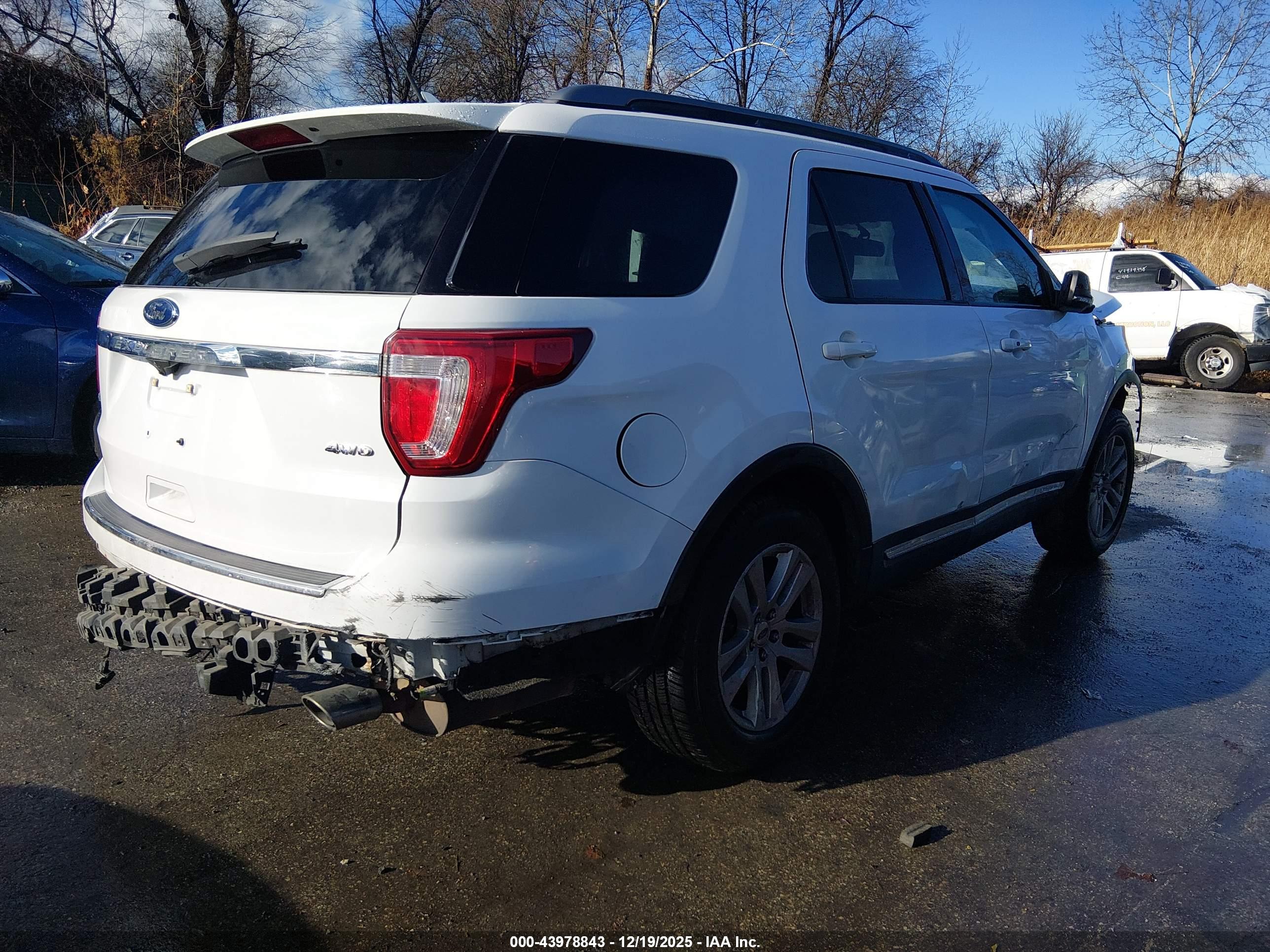 FORD EXPLORER image 4