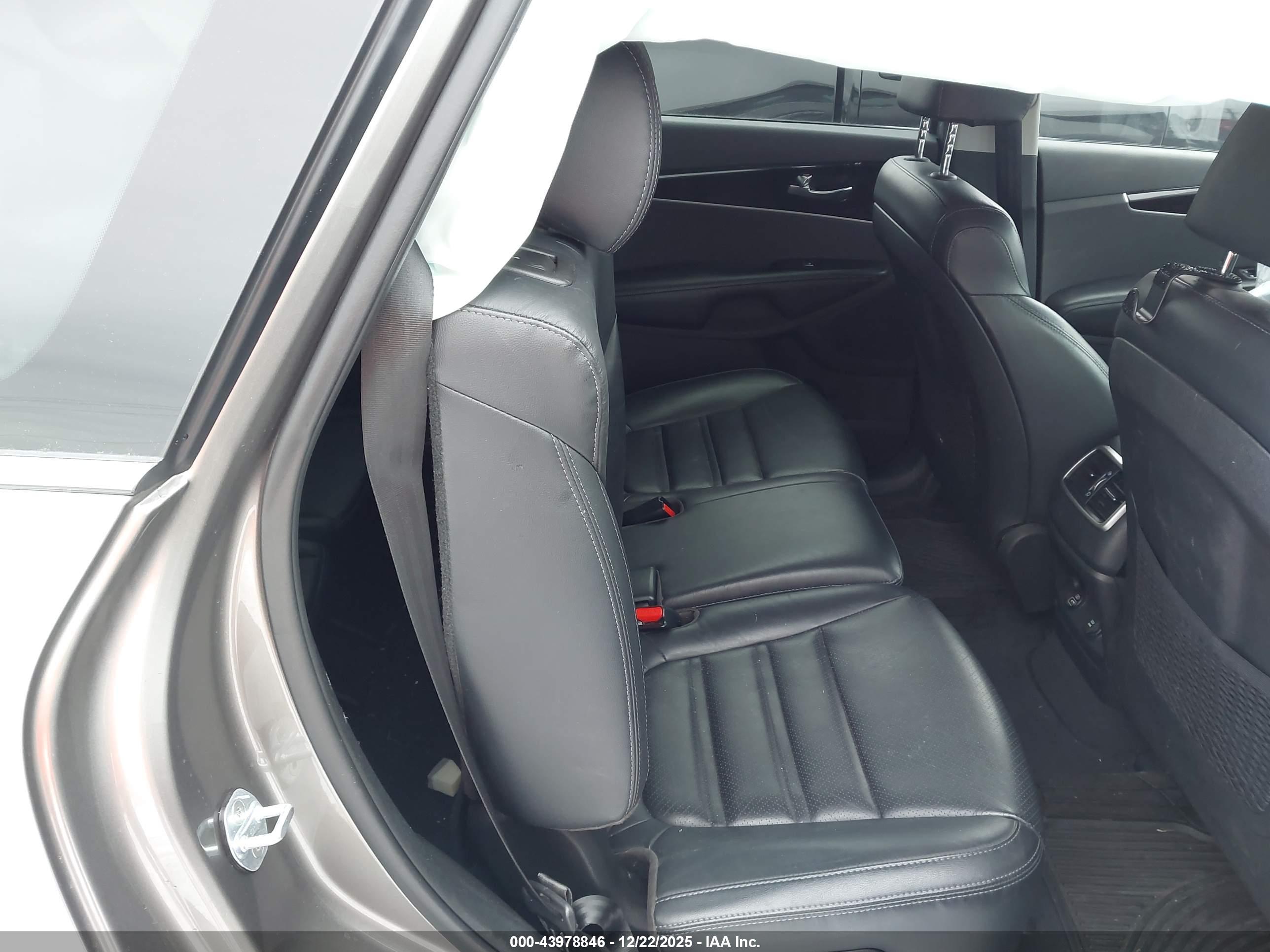 KIA SORENTO image 8