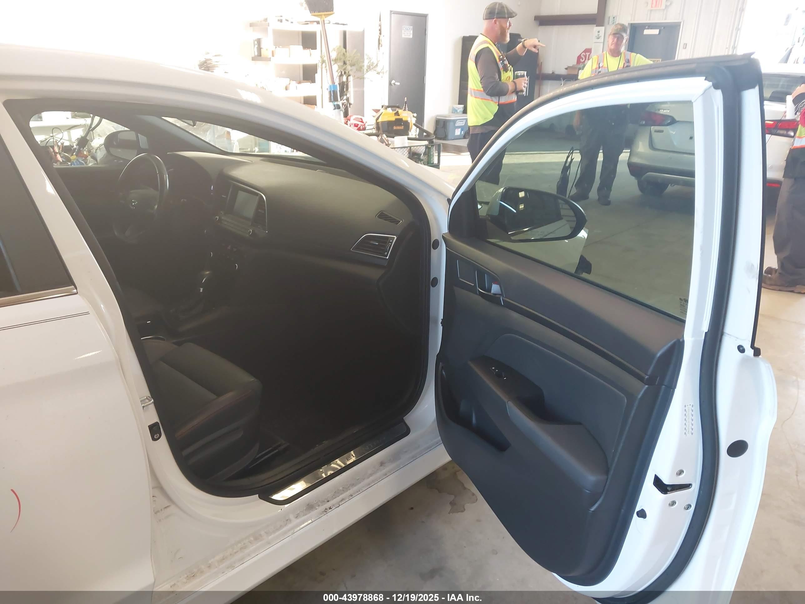 HYUNDAI ELANTRA image 5
