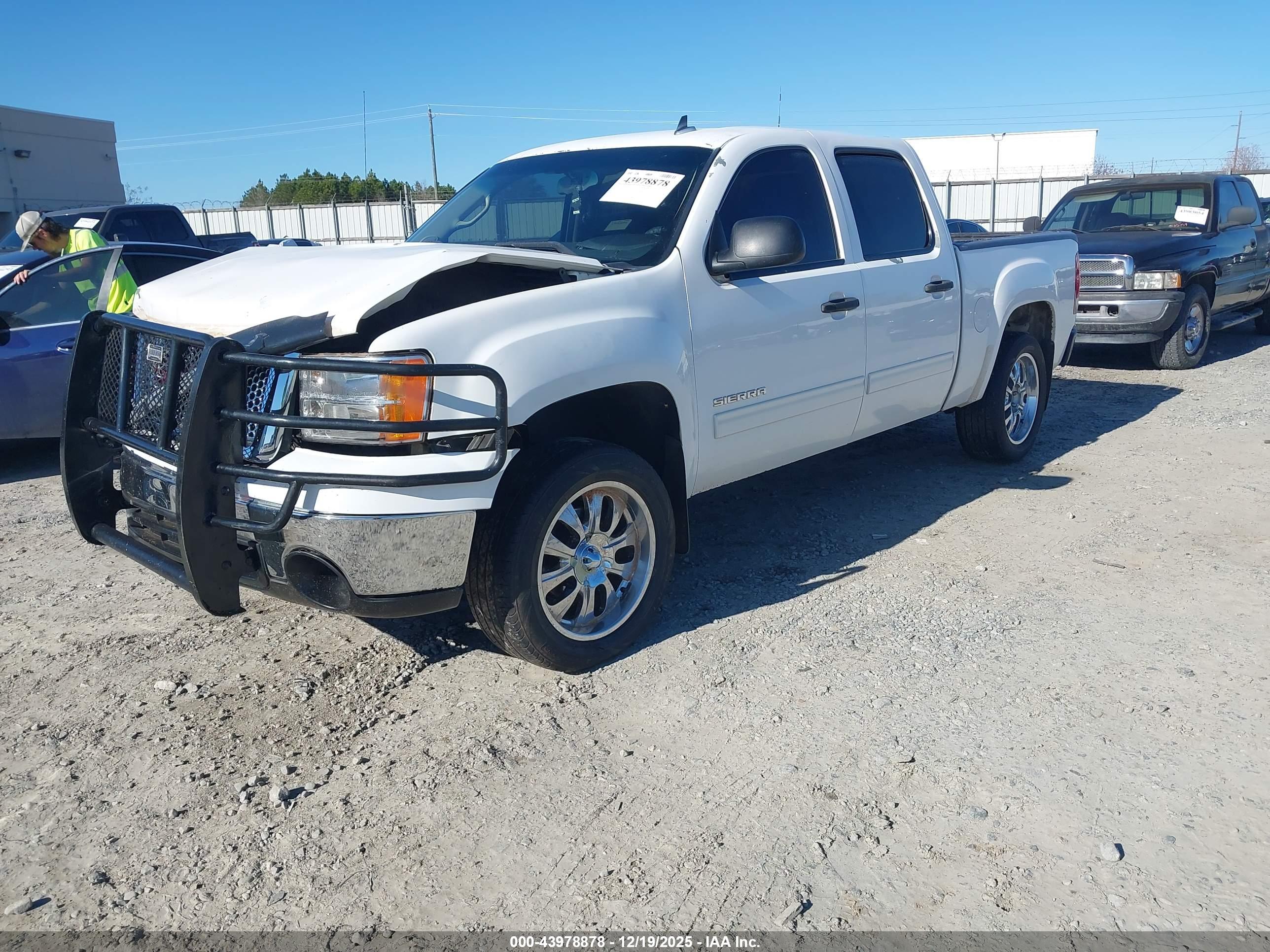 GMC SIERRA image 2