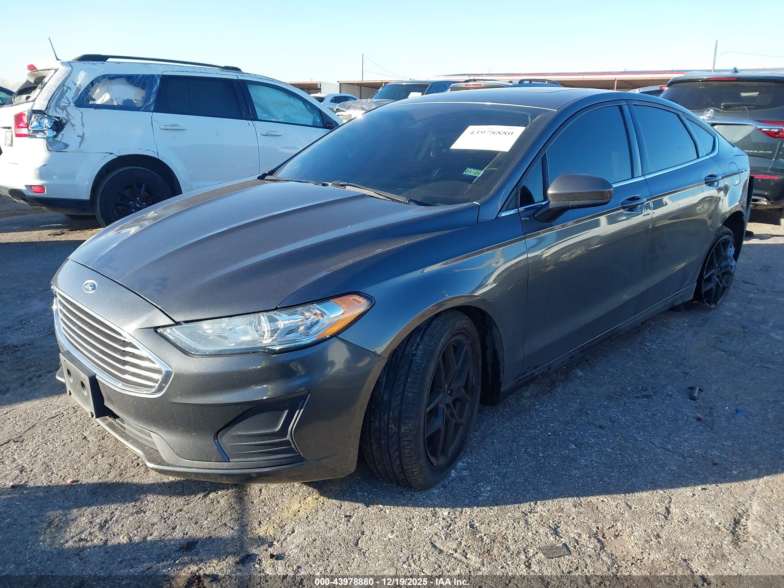 FORD FUSION image 2