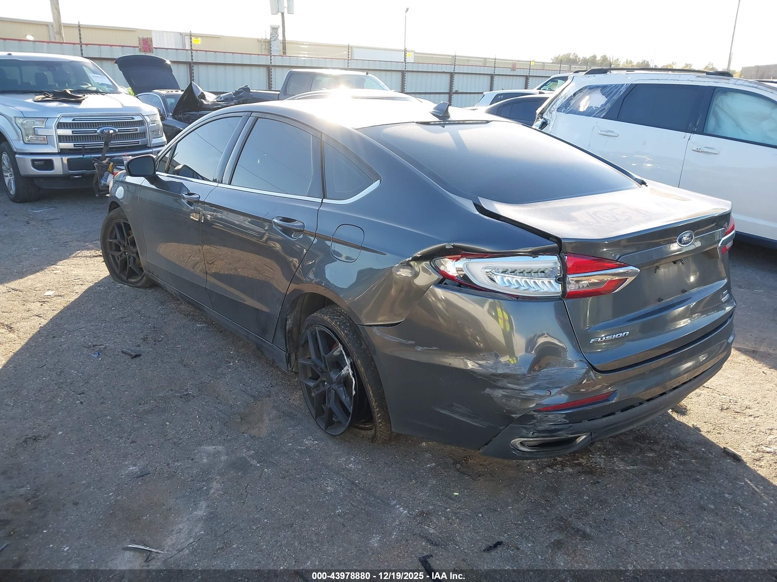 FORD FUSION image 3