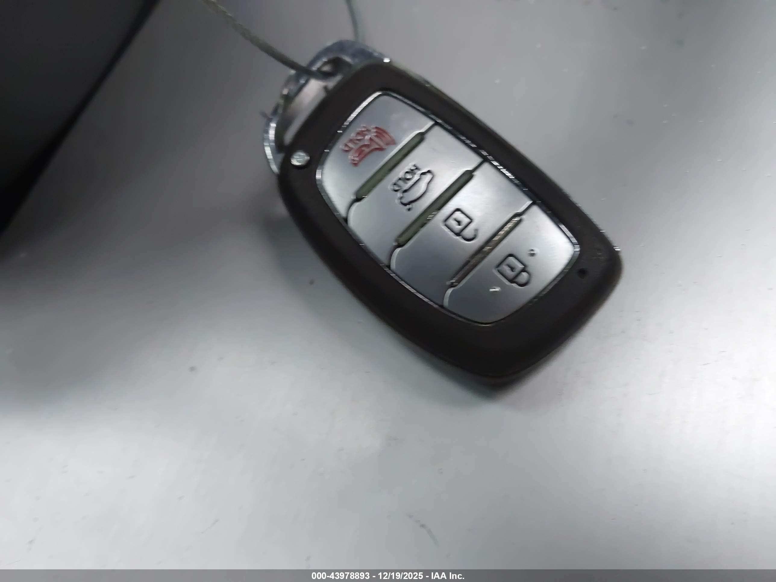 HYUNDAI ELANTRA image 11