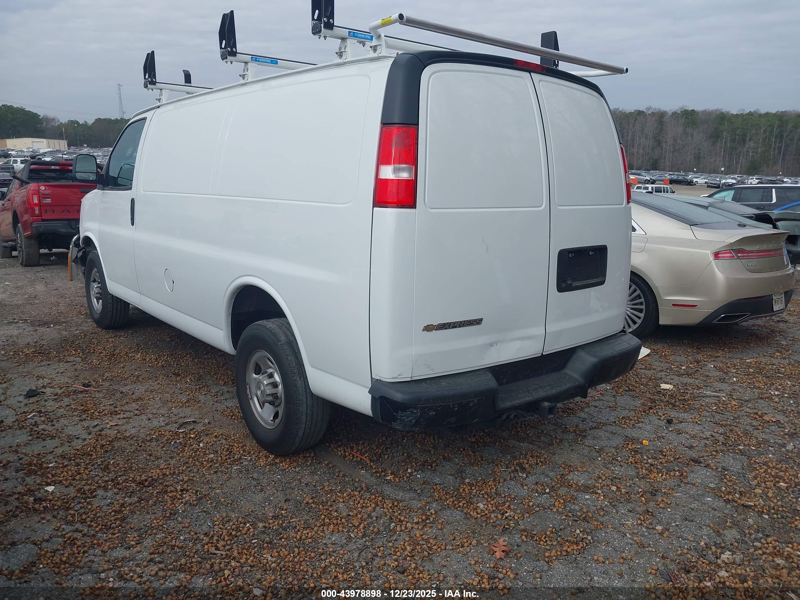 CHEVROLET EXPRESS image 3