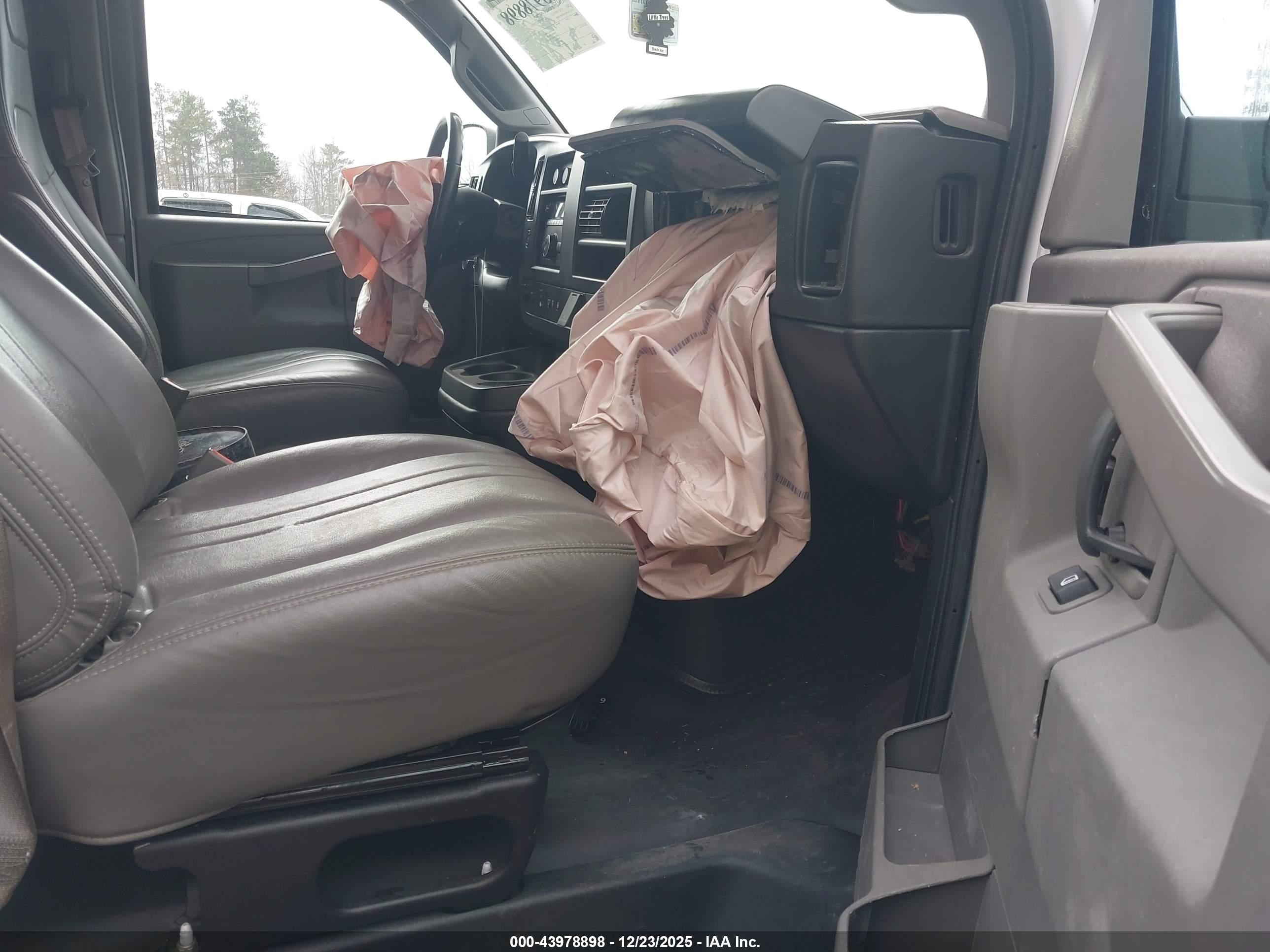 CHEVROLET EXPRESS image 5