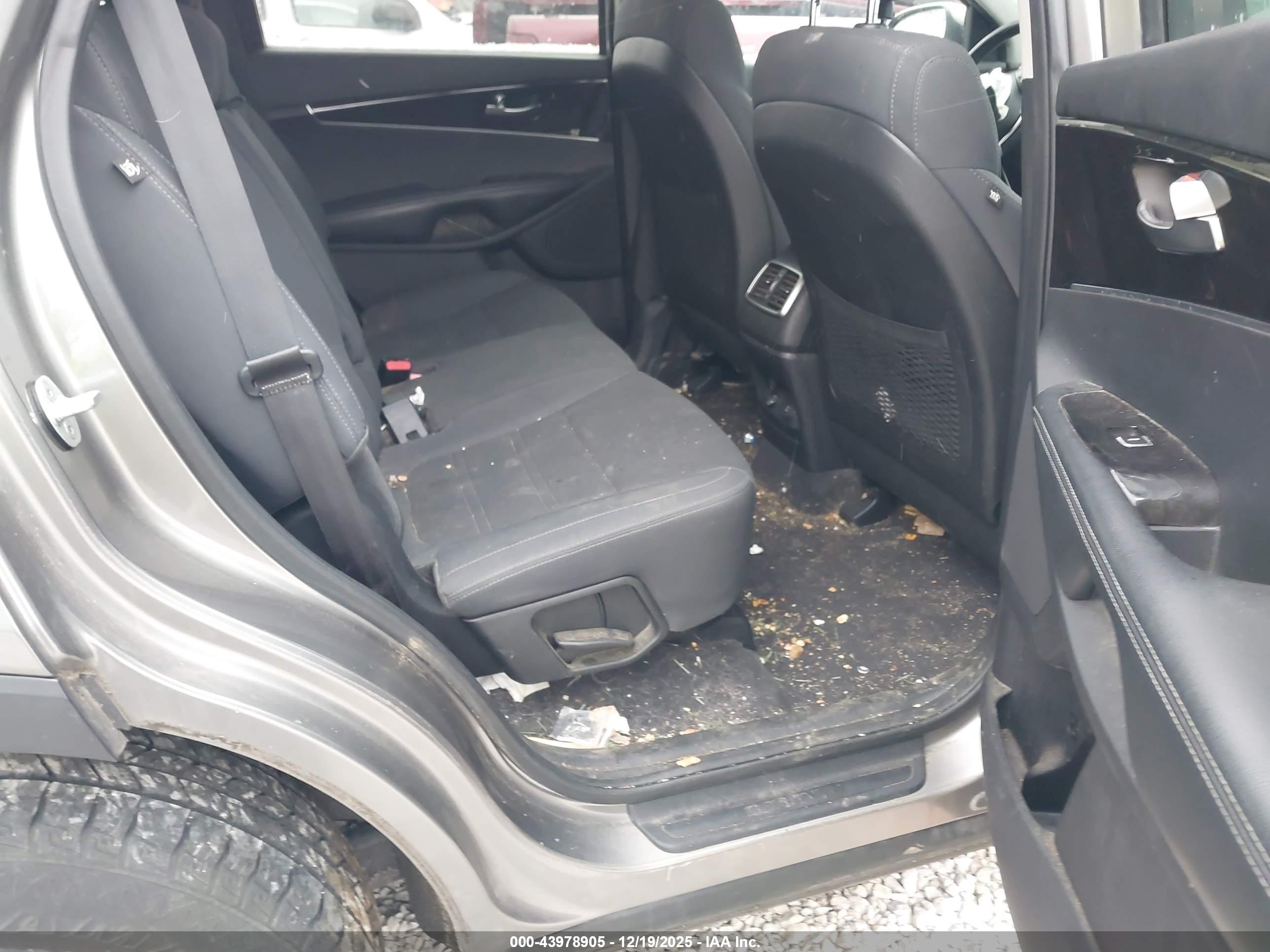 KIA SORENTO image 8