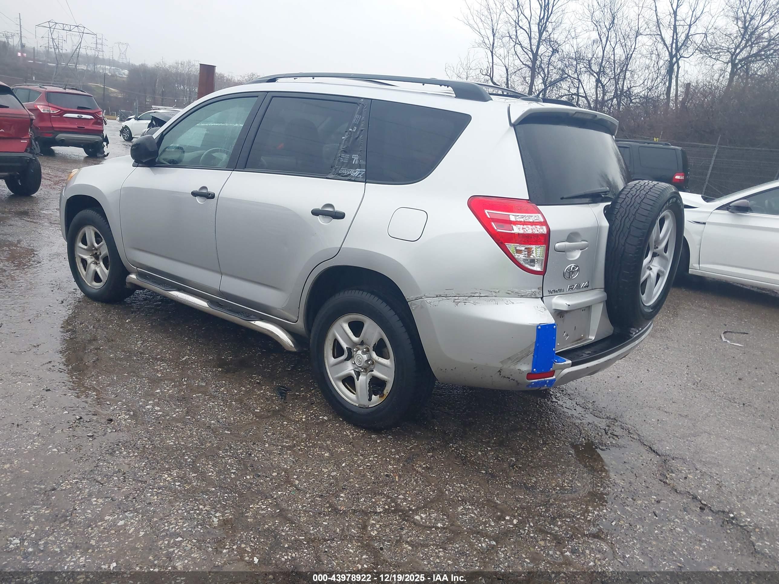 TOYOTA RAV4 image 3