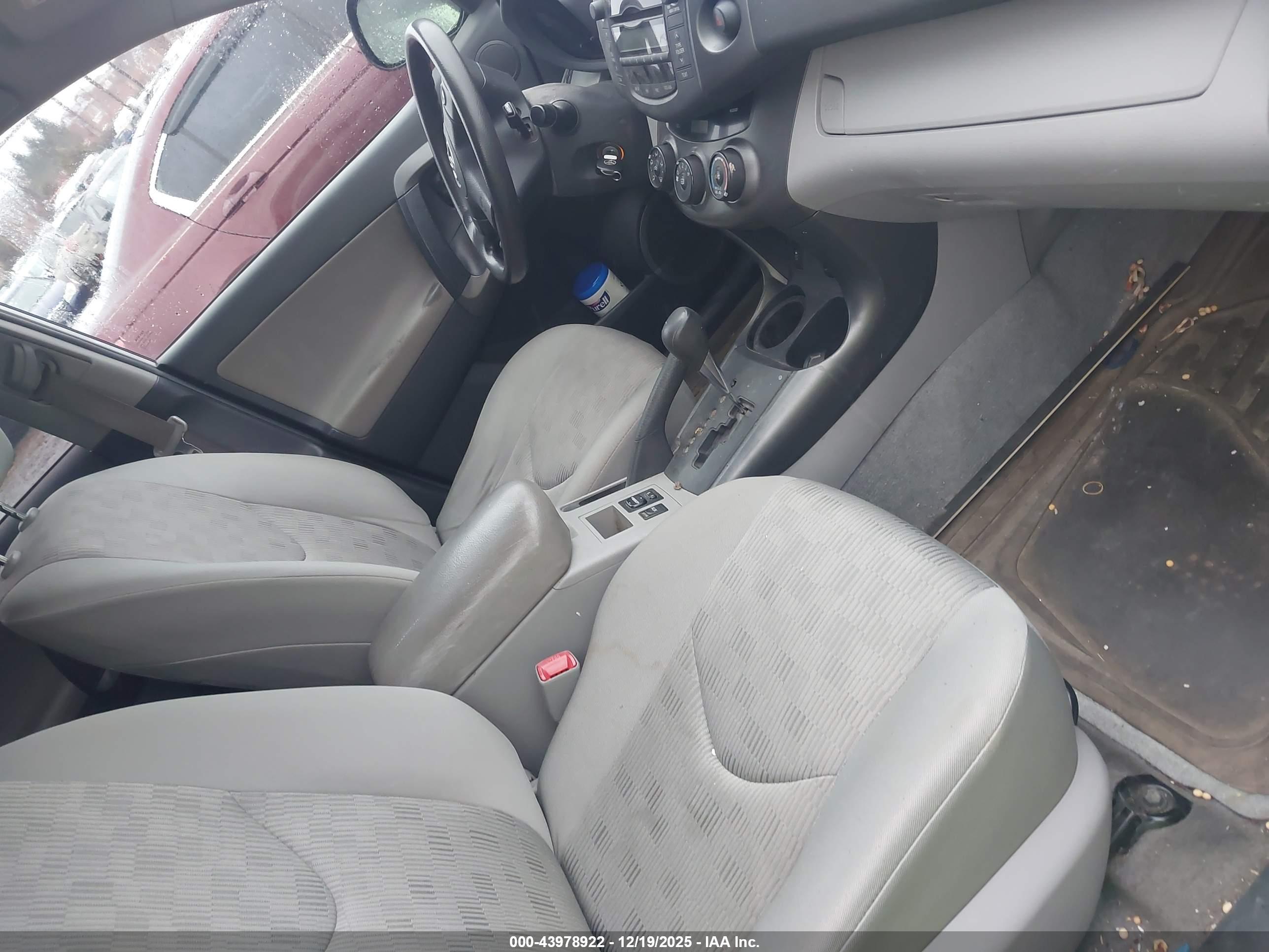 TOYOTA RAV4 image 5