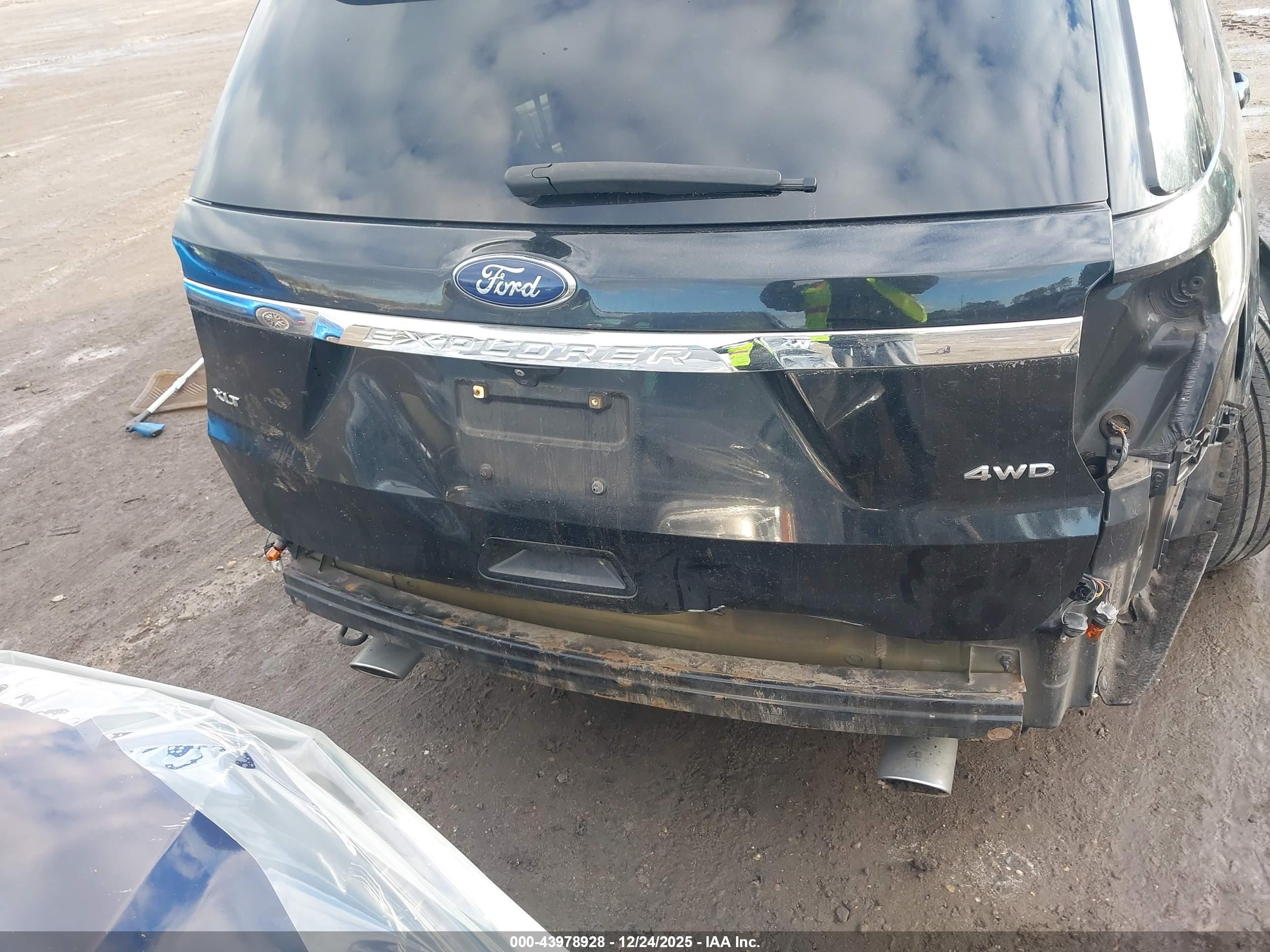 FORD EXPLORER image 6