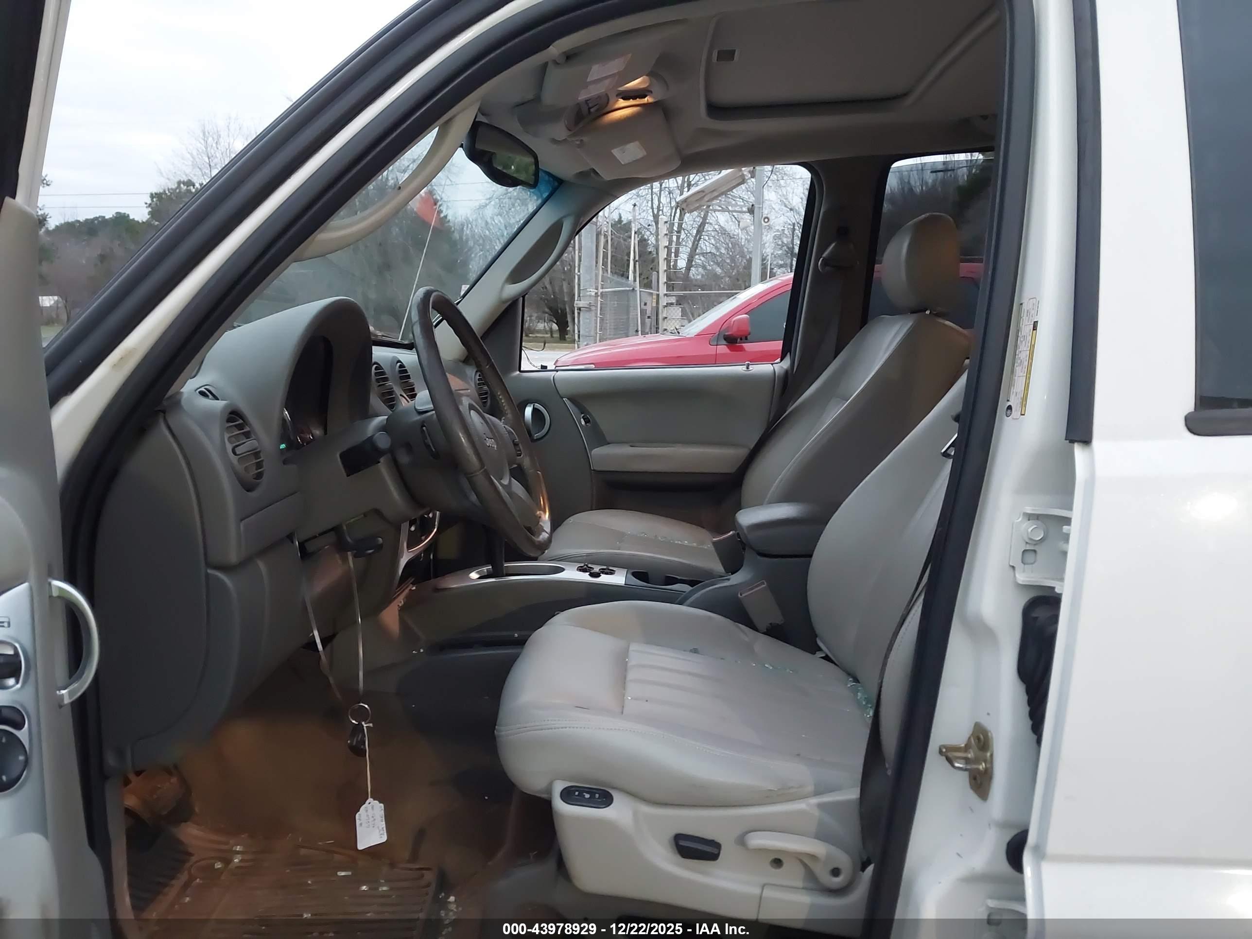 JEEP LIBERTY image 5