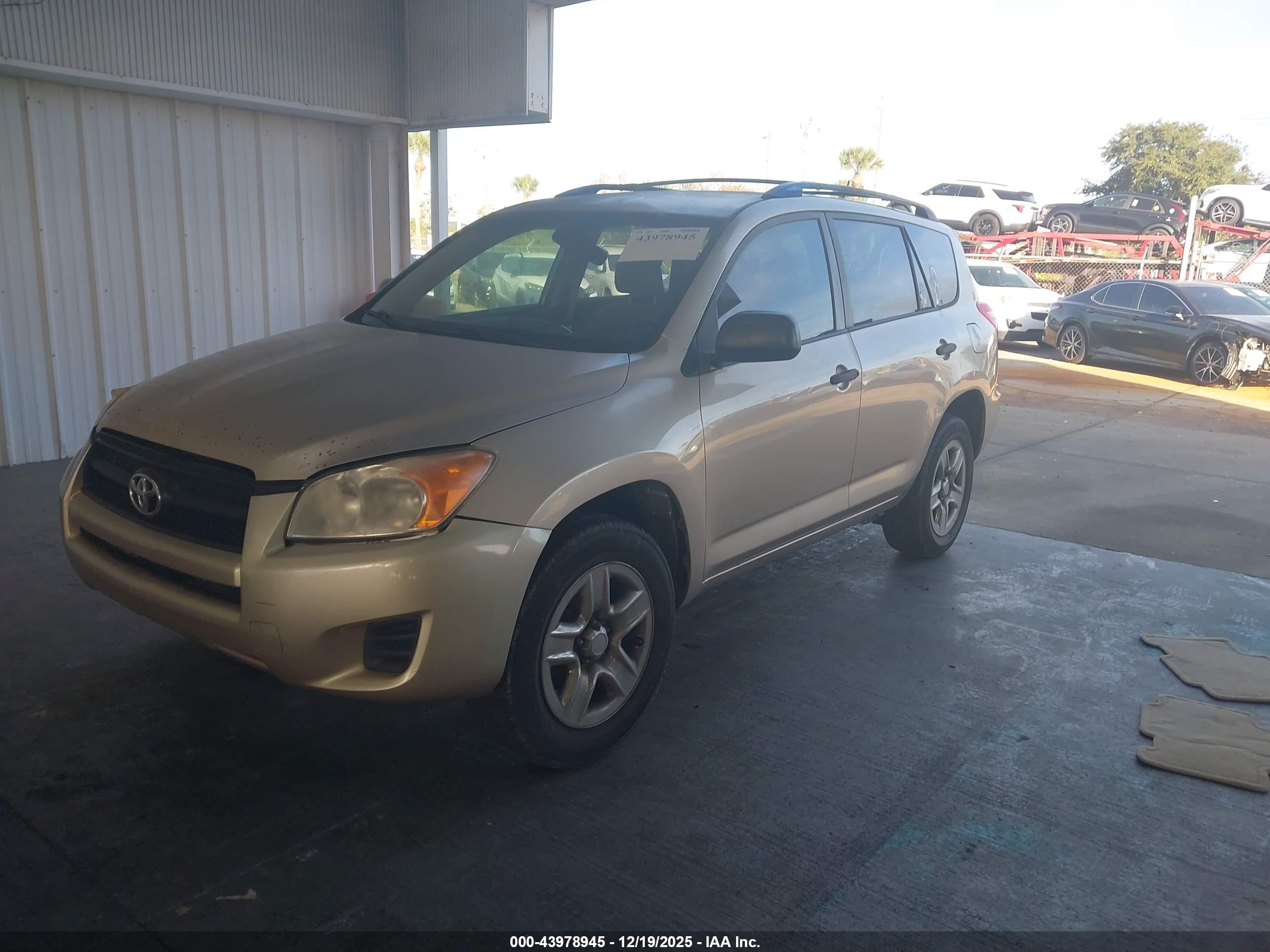 TOYOTA RAV4 image 2