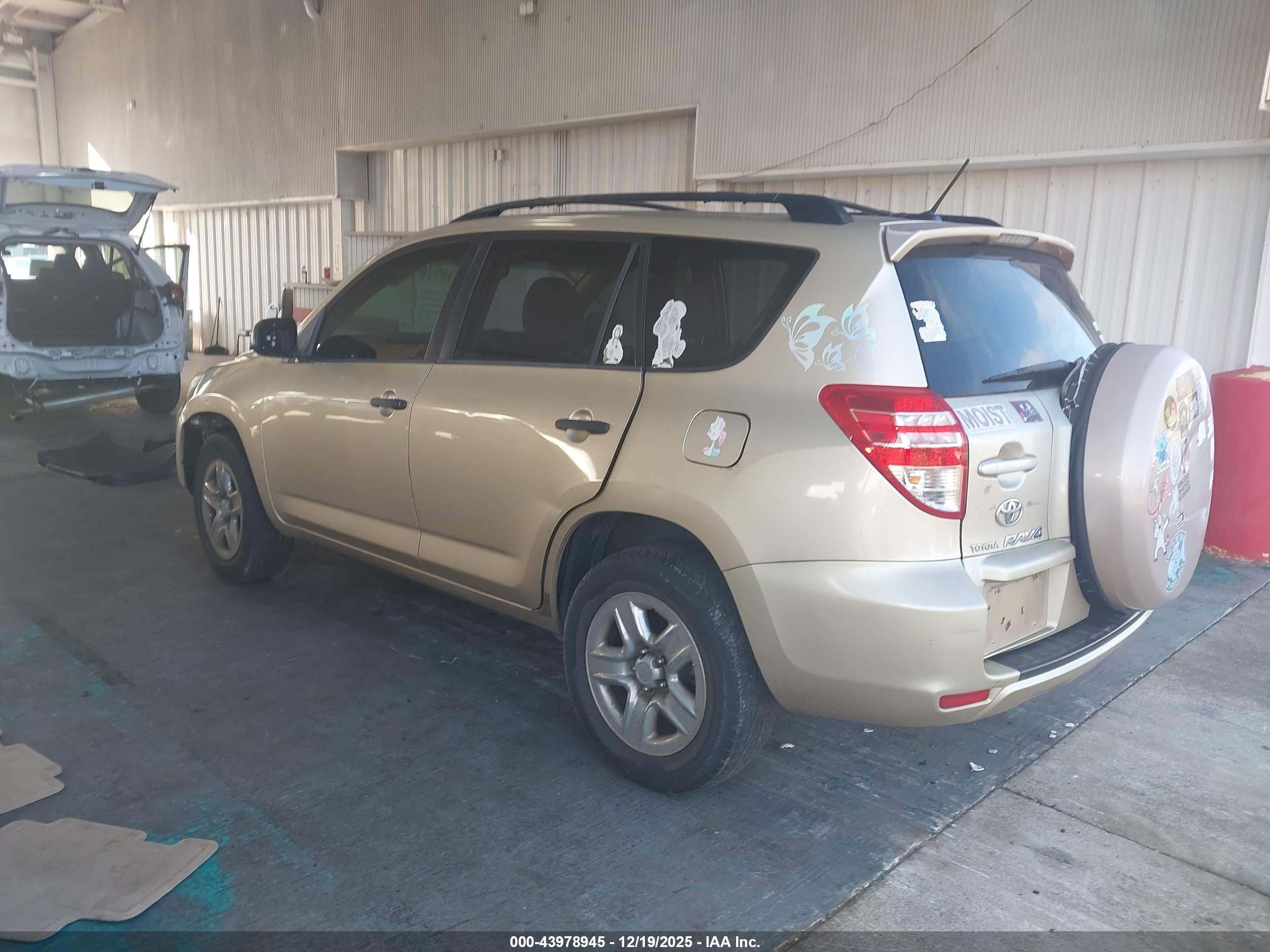 TOYOTA RAV4 image 3
