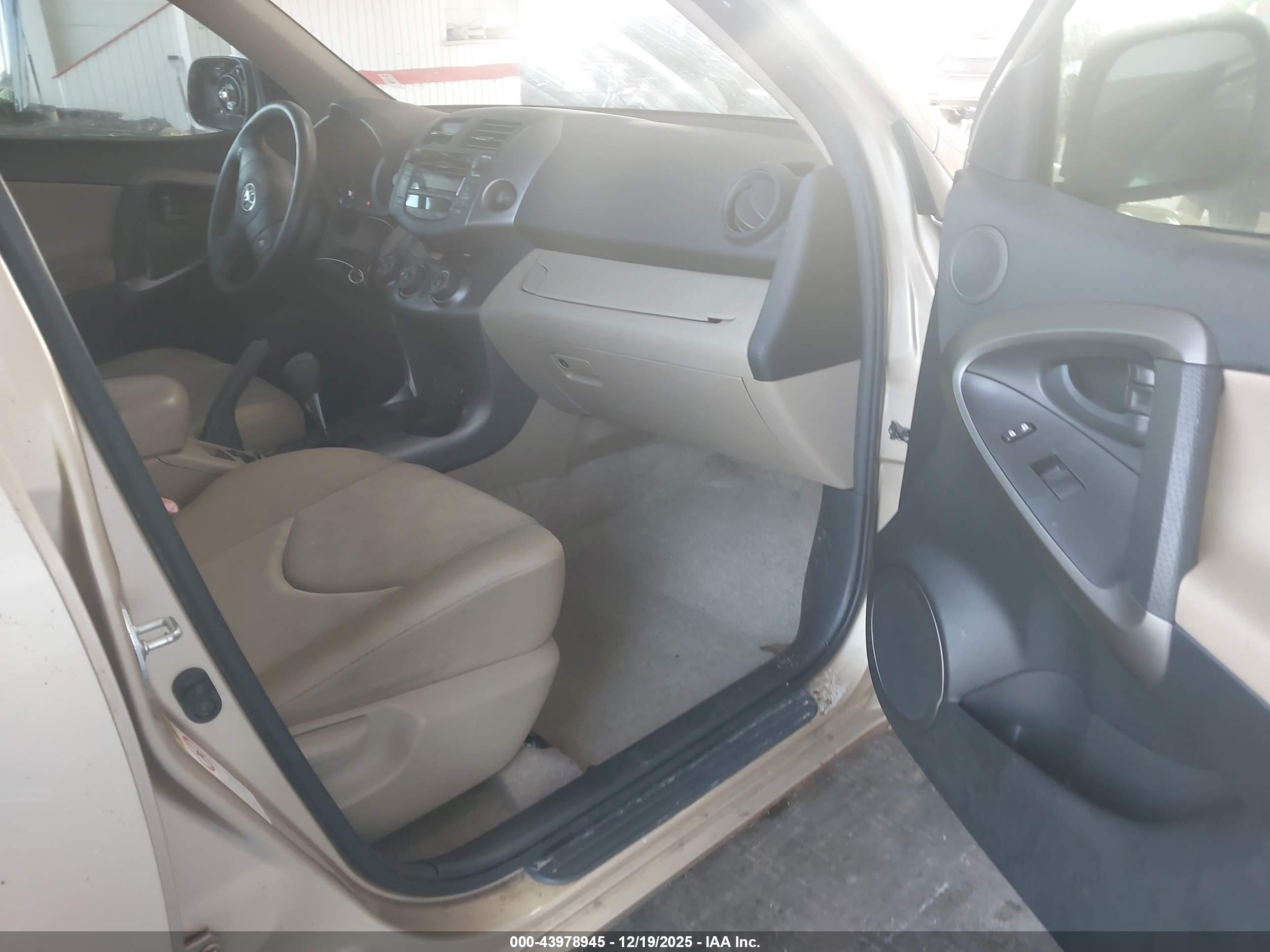 TOYOTA RAV4 image 5