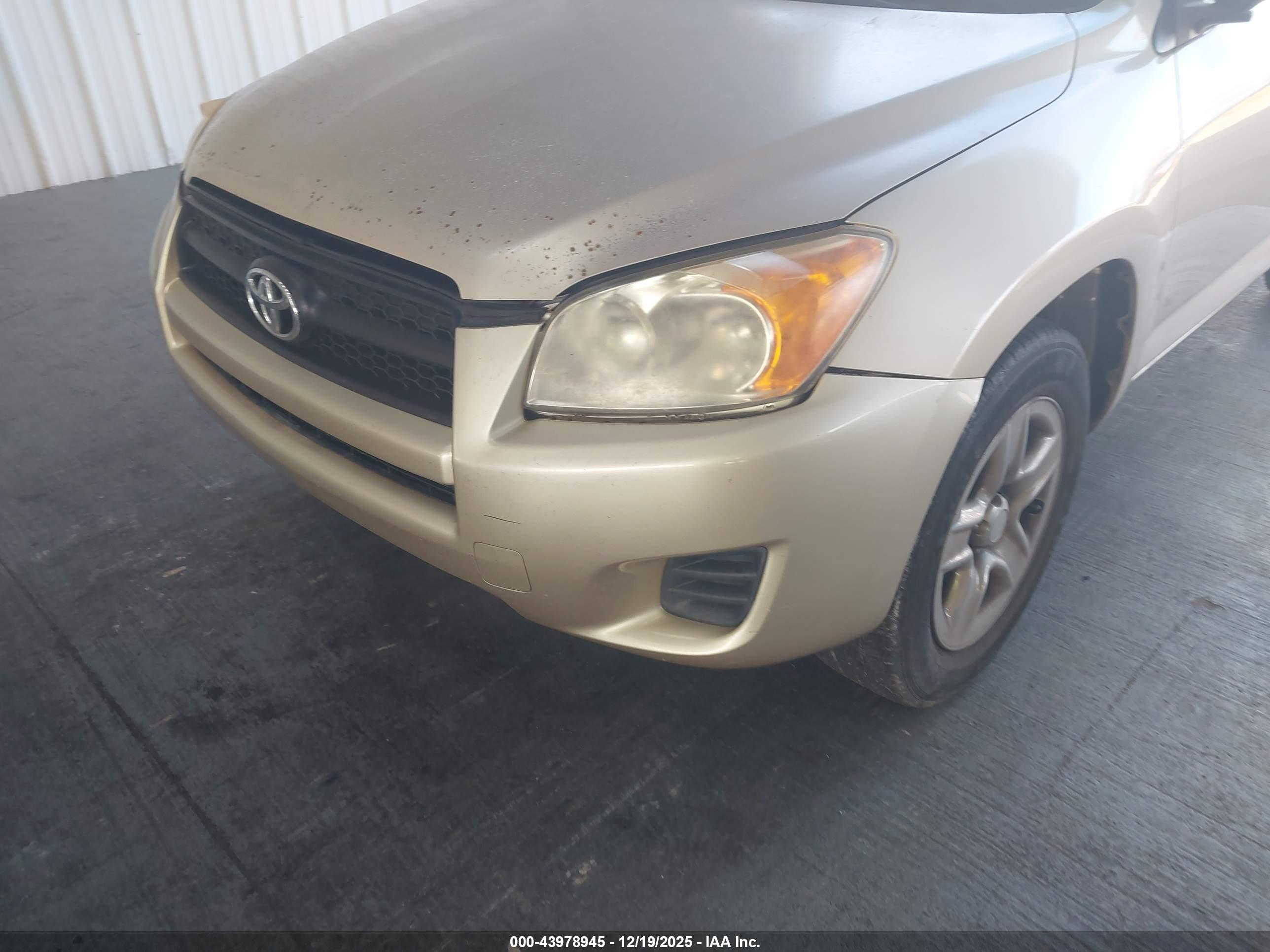 TOYOTA RAV4 image 6