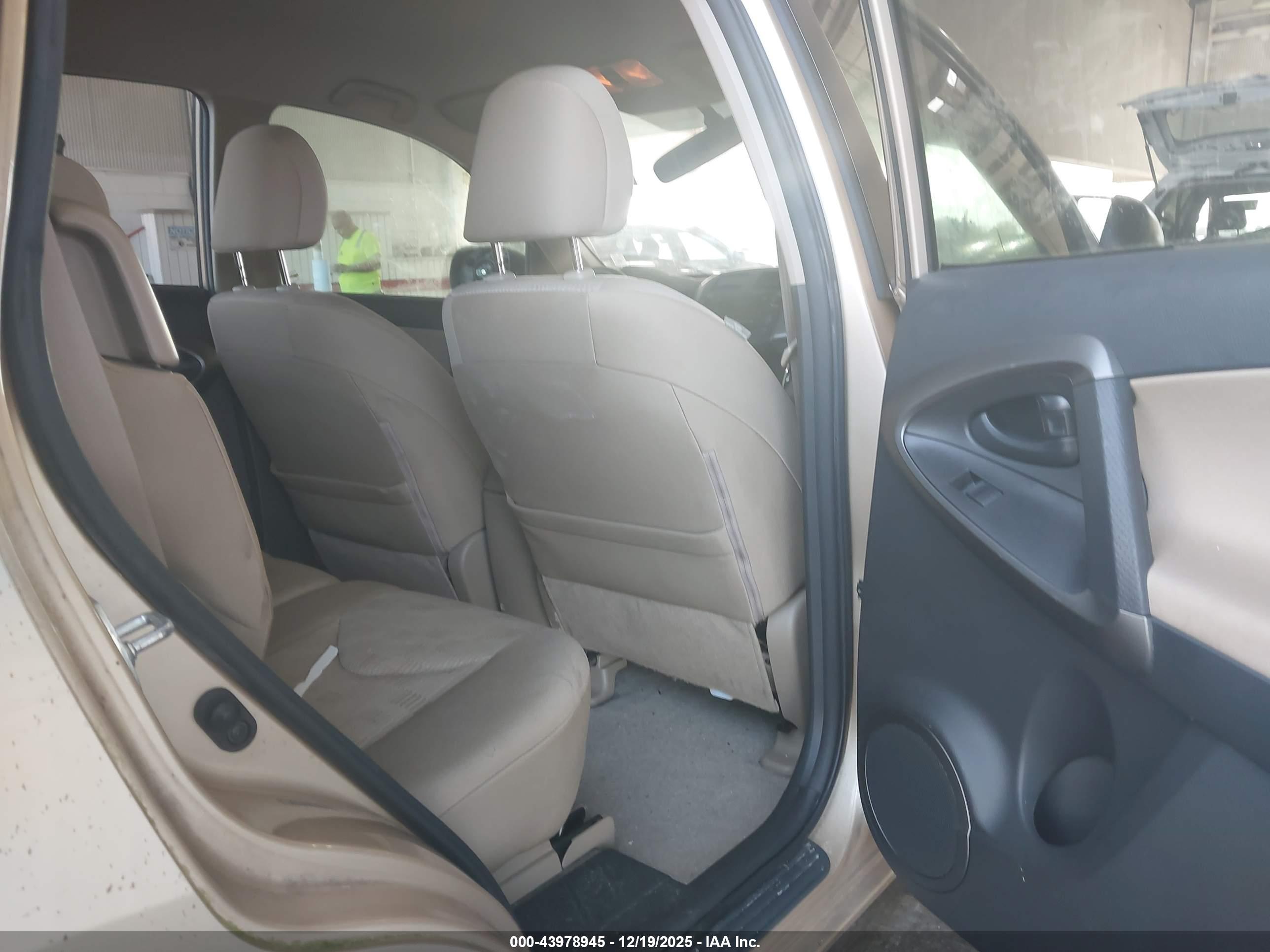 TOYOTA RAV4 image 8