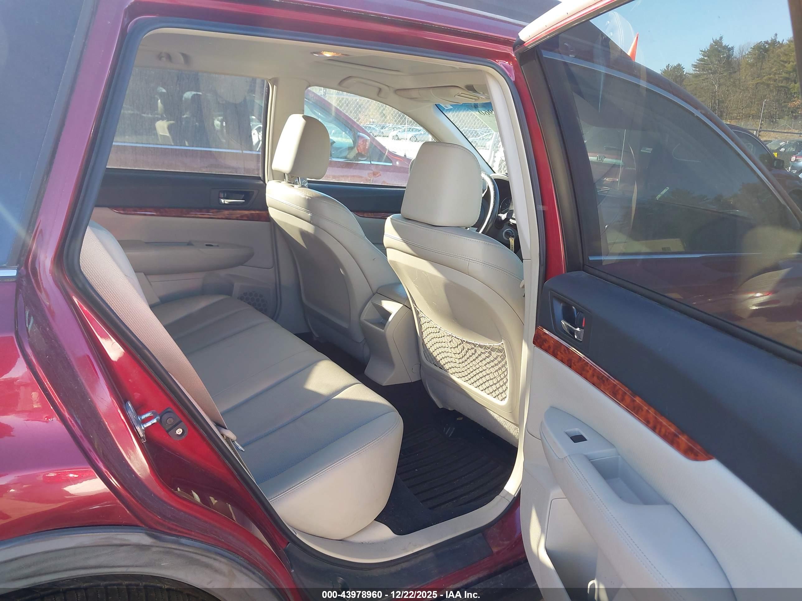 SUBARU OUTBACK image 8