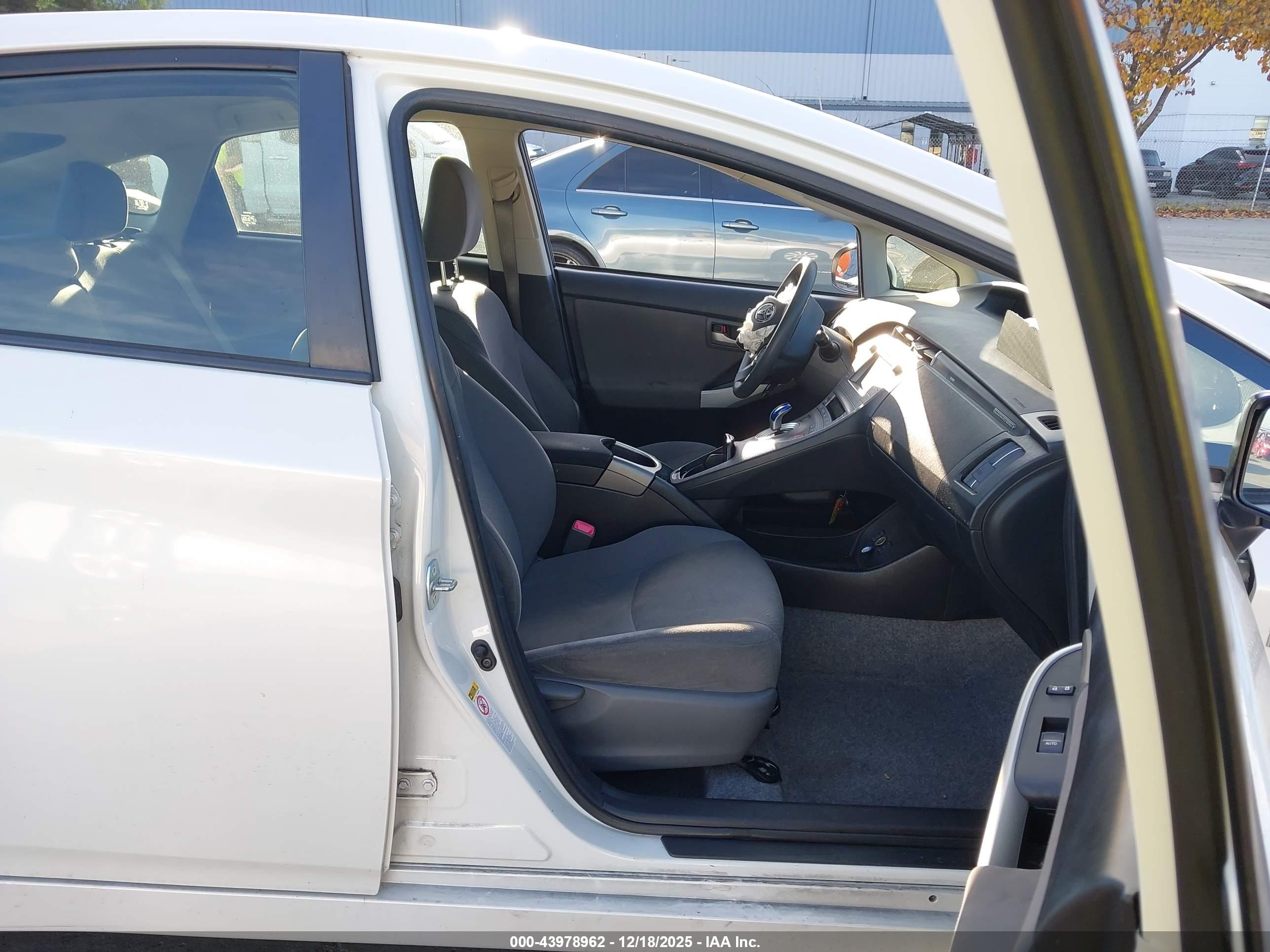 TOYOTA PRIUS image 5