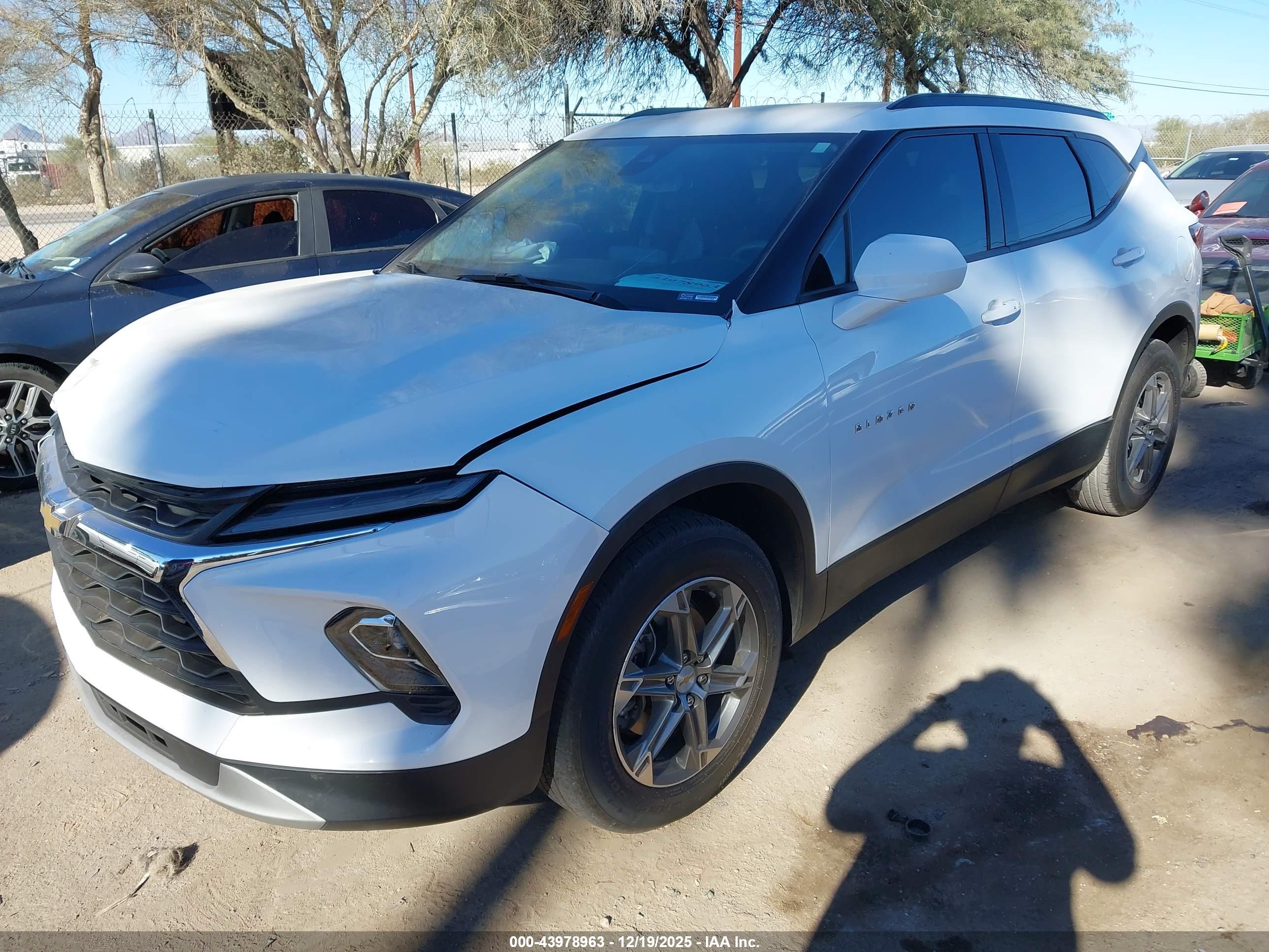 CHEVROLET BLAZER image 2