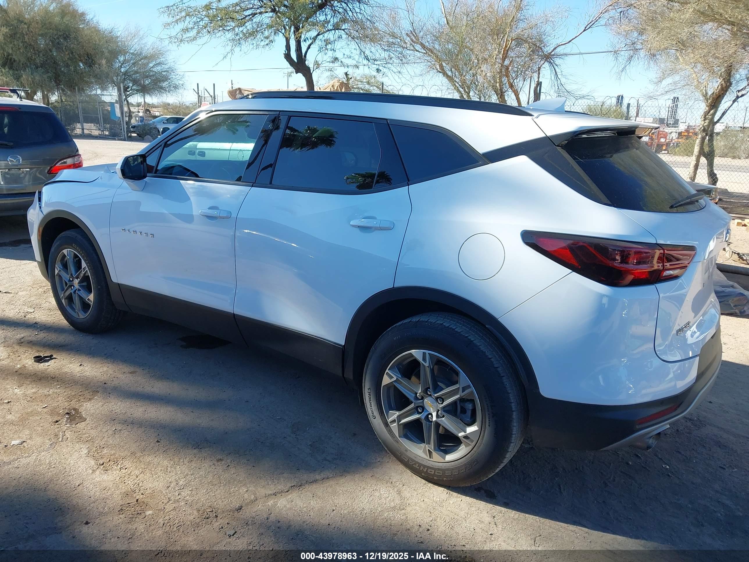 CHEVROLET BLAZER image 3